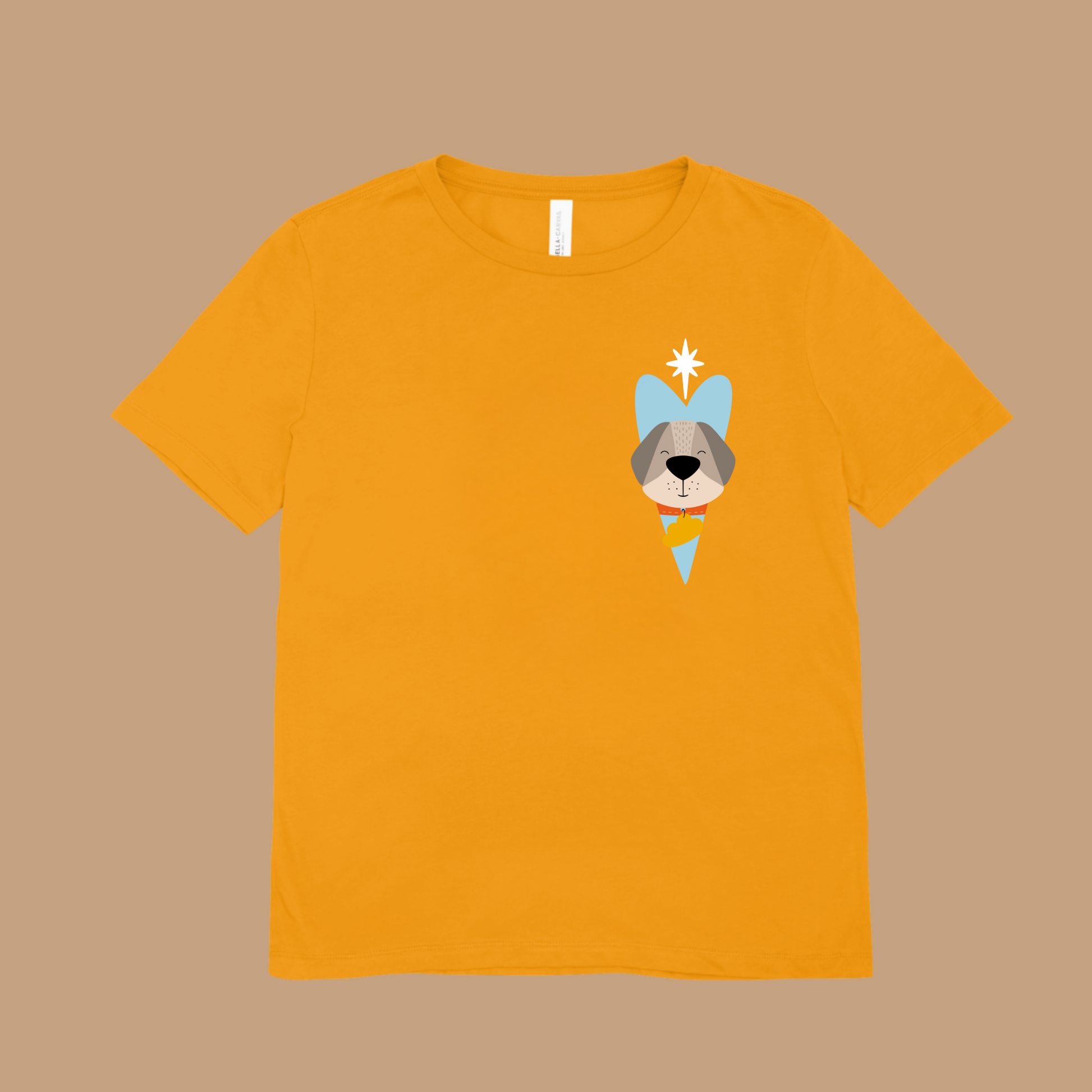 Playera amarilla con diseño del perro Leandro de la marca nube dentro de un corazón azul y una estrella blanca en la parte superior del pecho. Arriba una estrella blanca lo guía