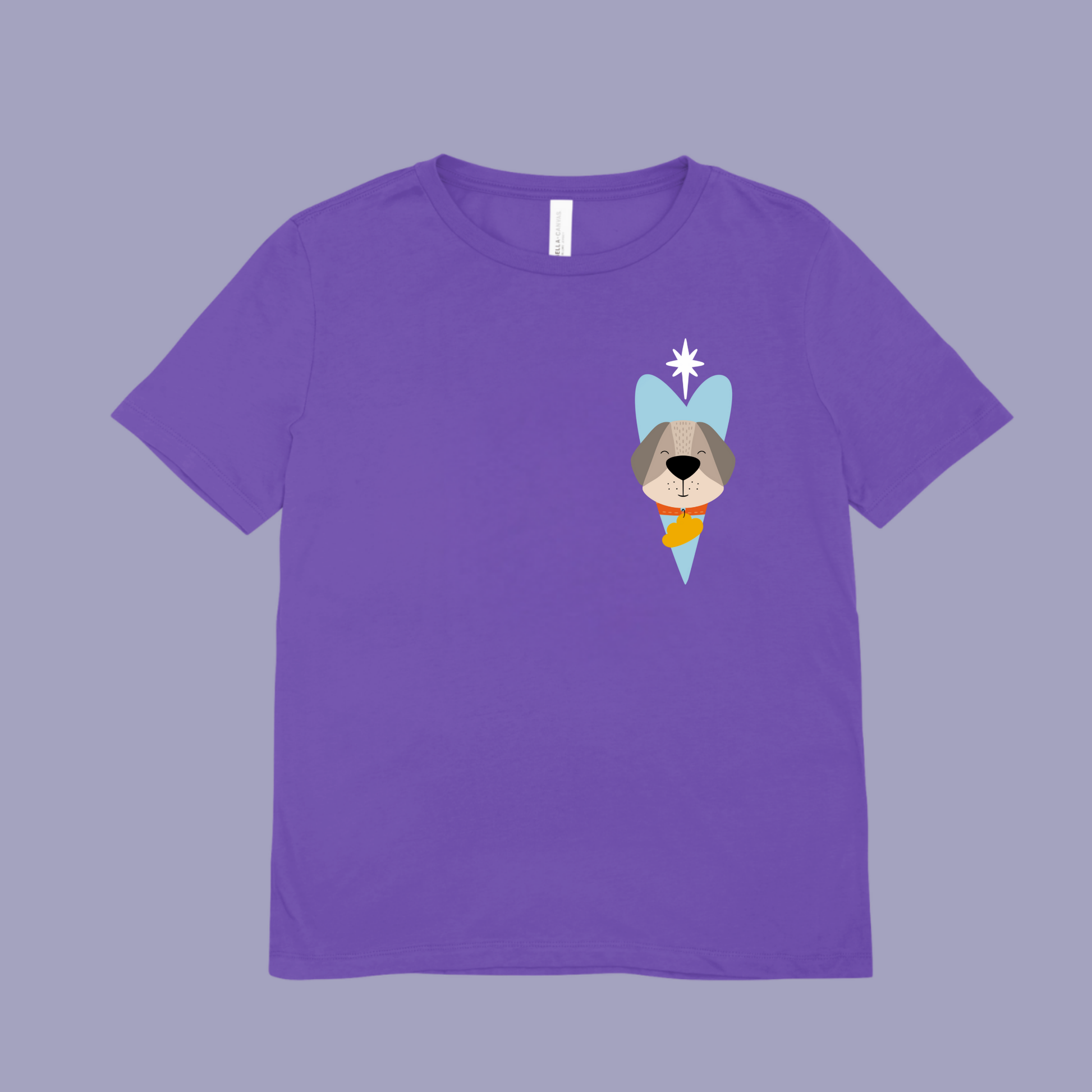 Playera morada con diseño del perro Leandro de la marca nube dentro de un corazón azul y una estrella blanca en la parte superior del pecho. Arriba una estrella blanca lo guía