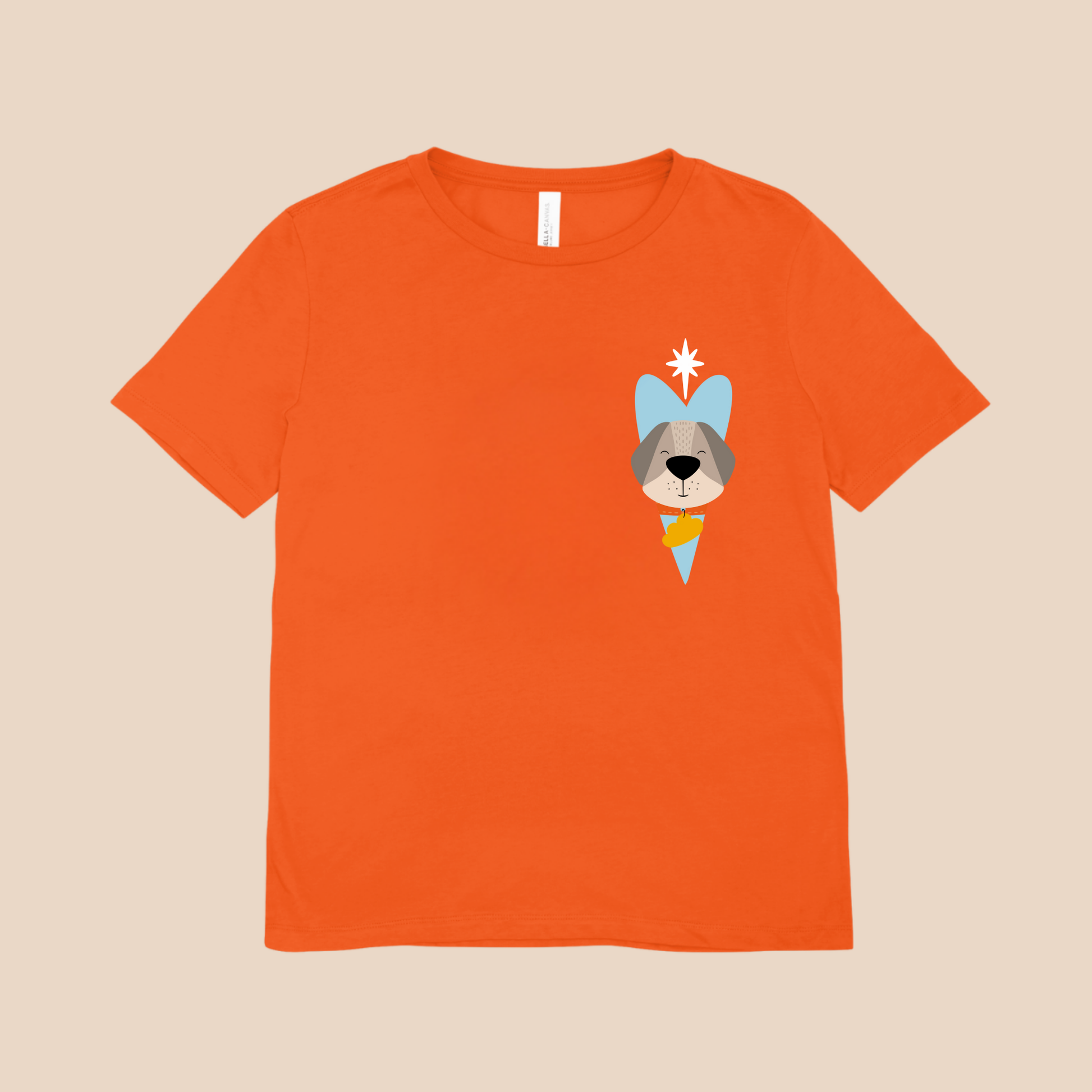 Playera naranja con diseño del perro Leandro de la marca  dentro de un corazón azul y una estrella blanca en la parte superior del pecho. Arriba una estrella blanca lo guía