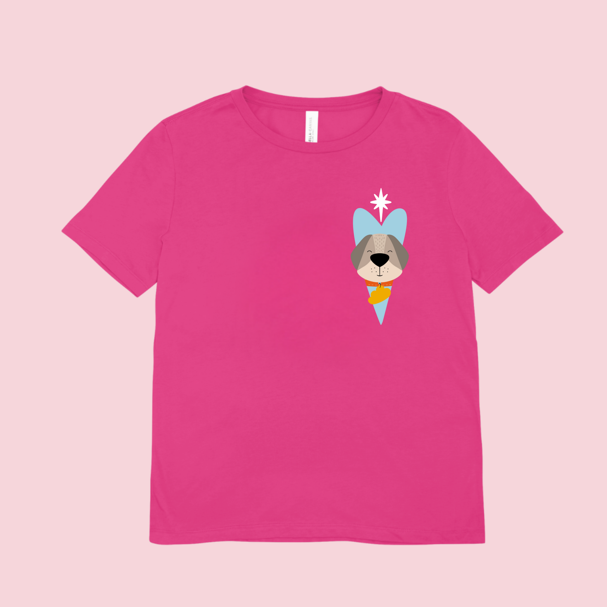 Playera rosa fucisa con diseño de perro   Leandro de la marca nube dentro de un corazón azul y una estrella blanca en la parte superior del pecho. Arriba una estrella blanca lo guía