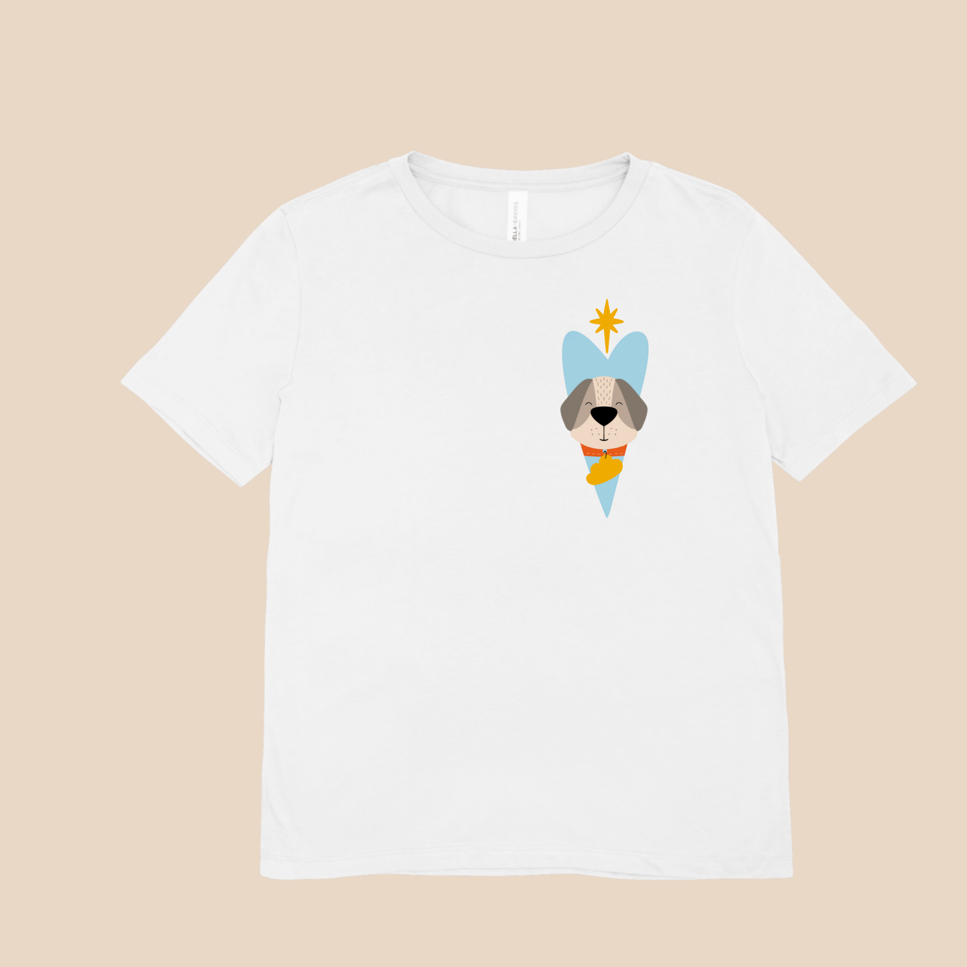 Playera blanca con diseño de perro dentro de un corazón azul y una estrella amarilla en la parte superior del pecho.