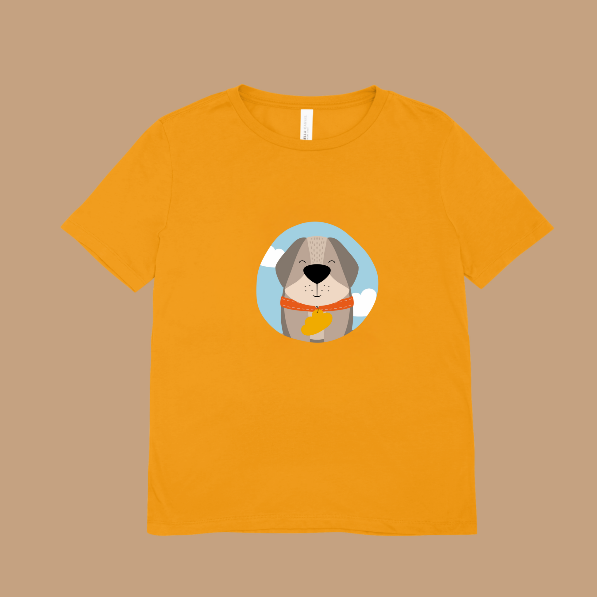 Playera amarilla con diseño del perro Leandro de la marca nube con collar naranja y placa amarilla dentro de un círculo azul con nubes dentro.