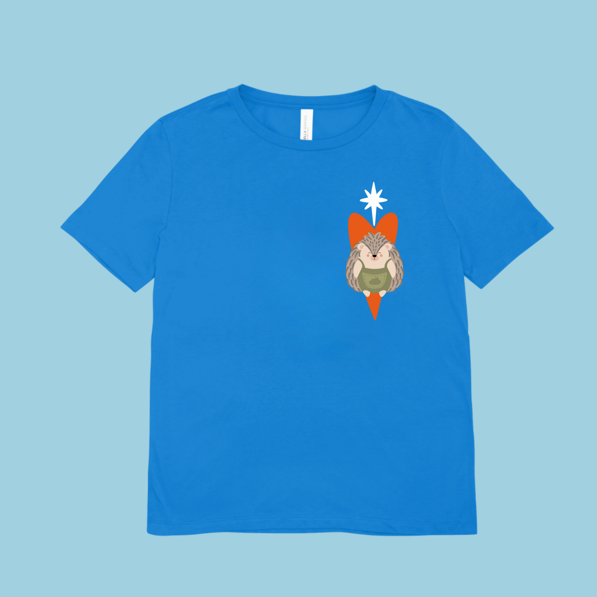Playera azul con diseño de puercoespín dentro de un corazón naranja y una estrella blanca en la parte superior del pecho.
