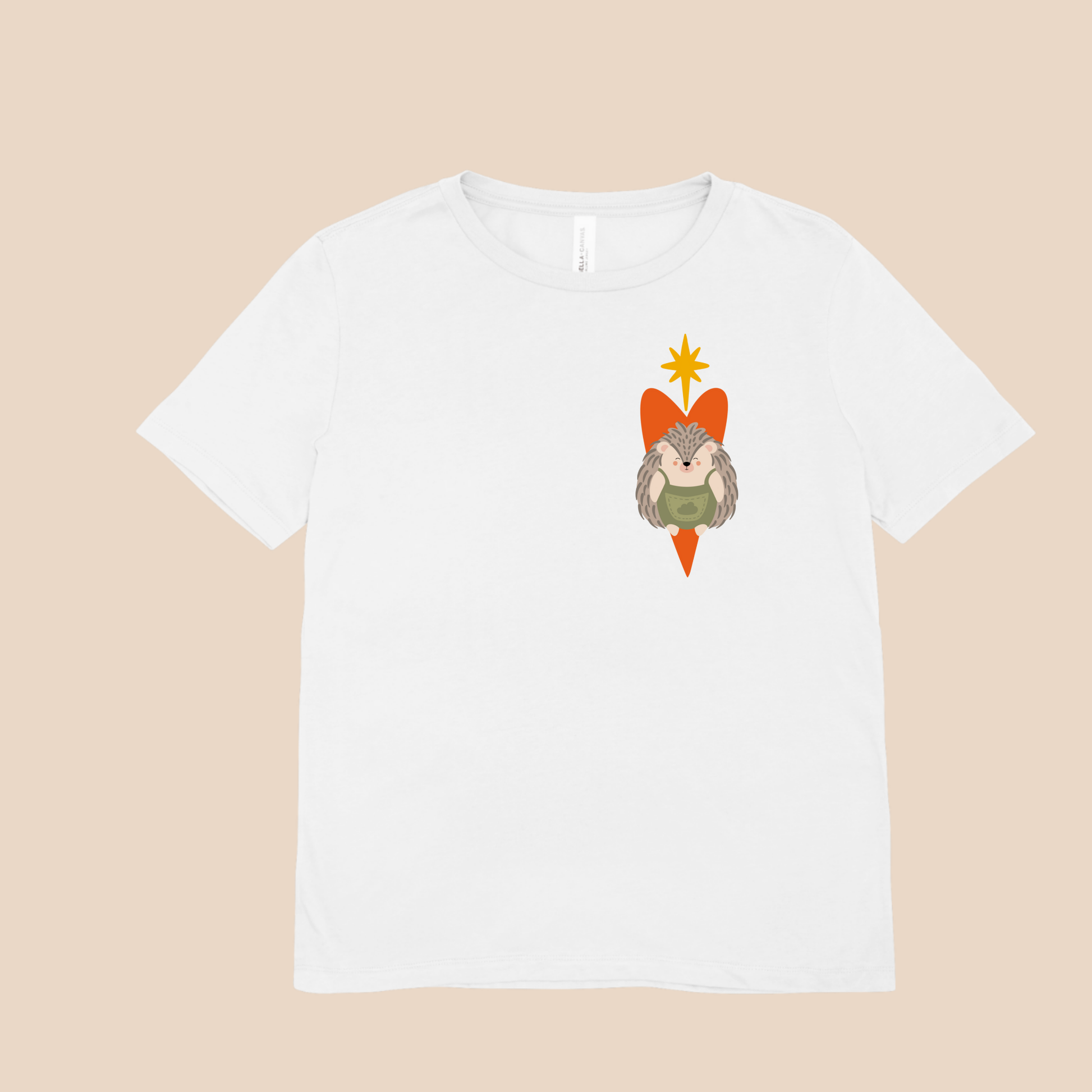 Playera blanca con diseño de puercoespín dentro de un corazón naranja y una estrella amarilla en la parte superior del pecho.