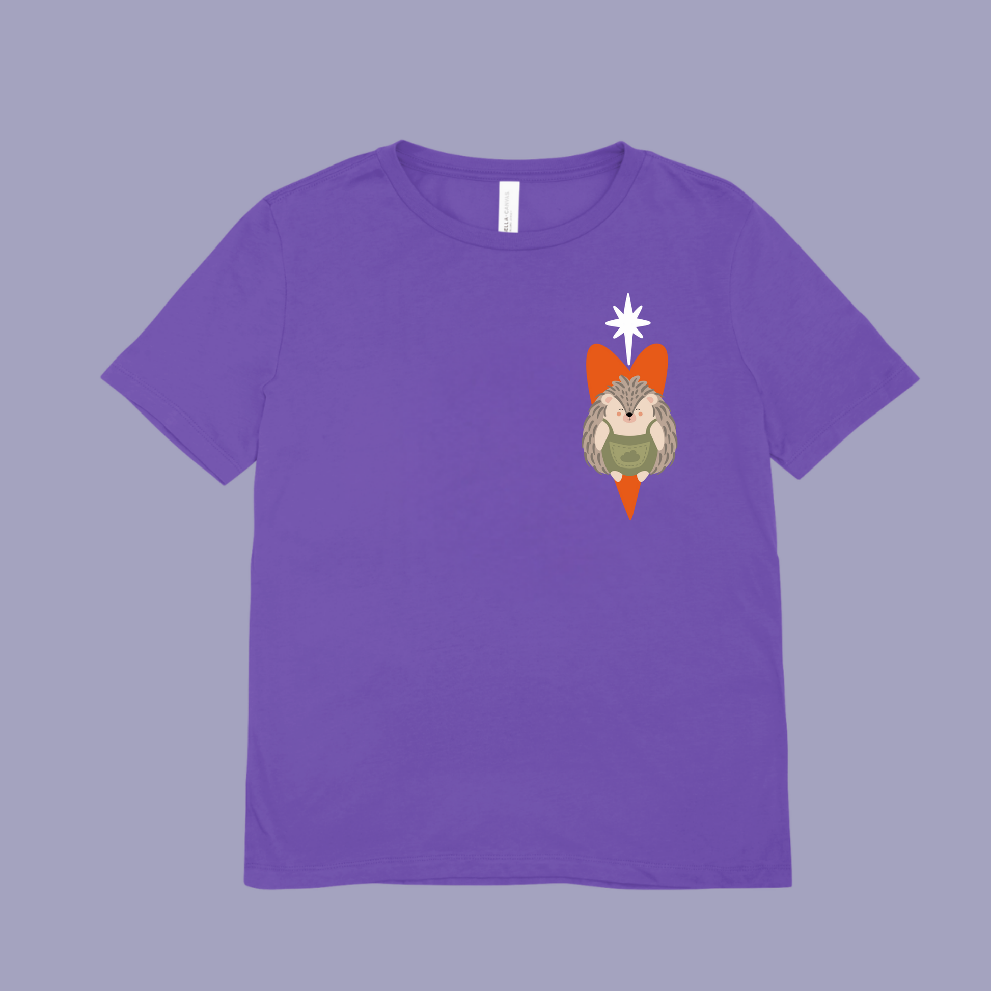 Playera morada con diseño de puercoespín dentro de un corazón naranja y una estrella blanca en la parte superior del pecho.