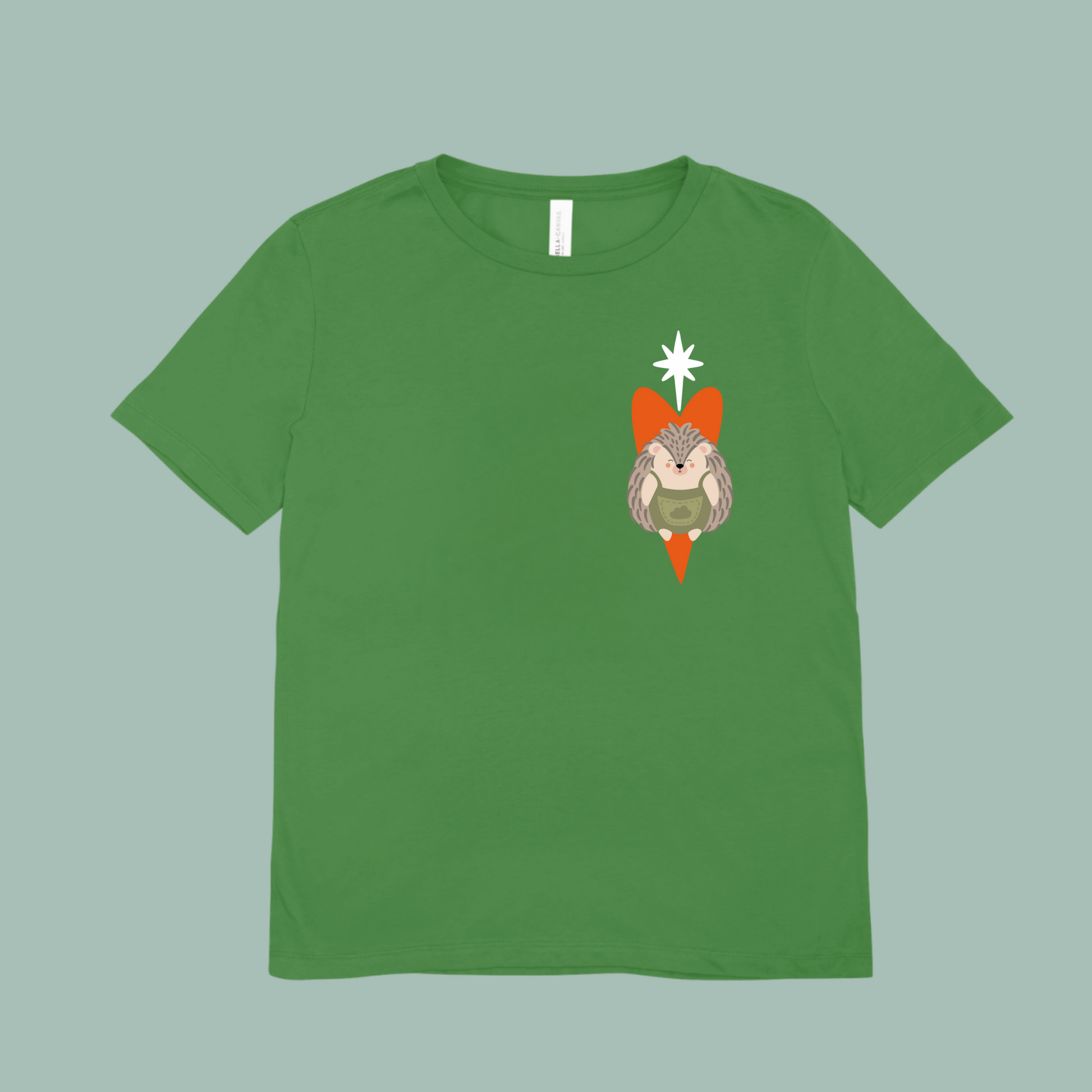 Playera verde con diseño de puercoespín dentro de un corazón naranja y una estrella blanca en la parte superior del pecho.