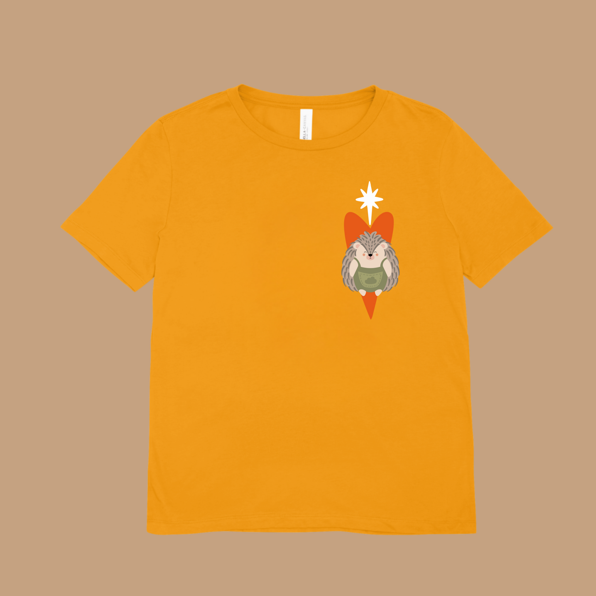 Playera amarilla con diseño de puercoespín Filomeno de la marca nube  con traje verde dentro de un corazón naranja y una estrella blanca en la parte superior.