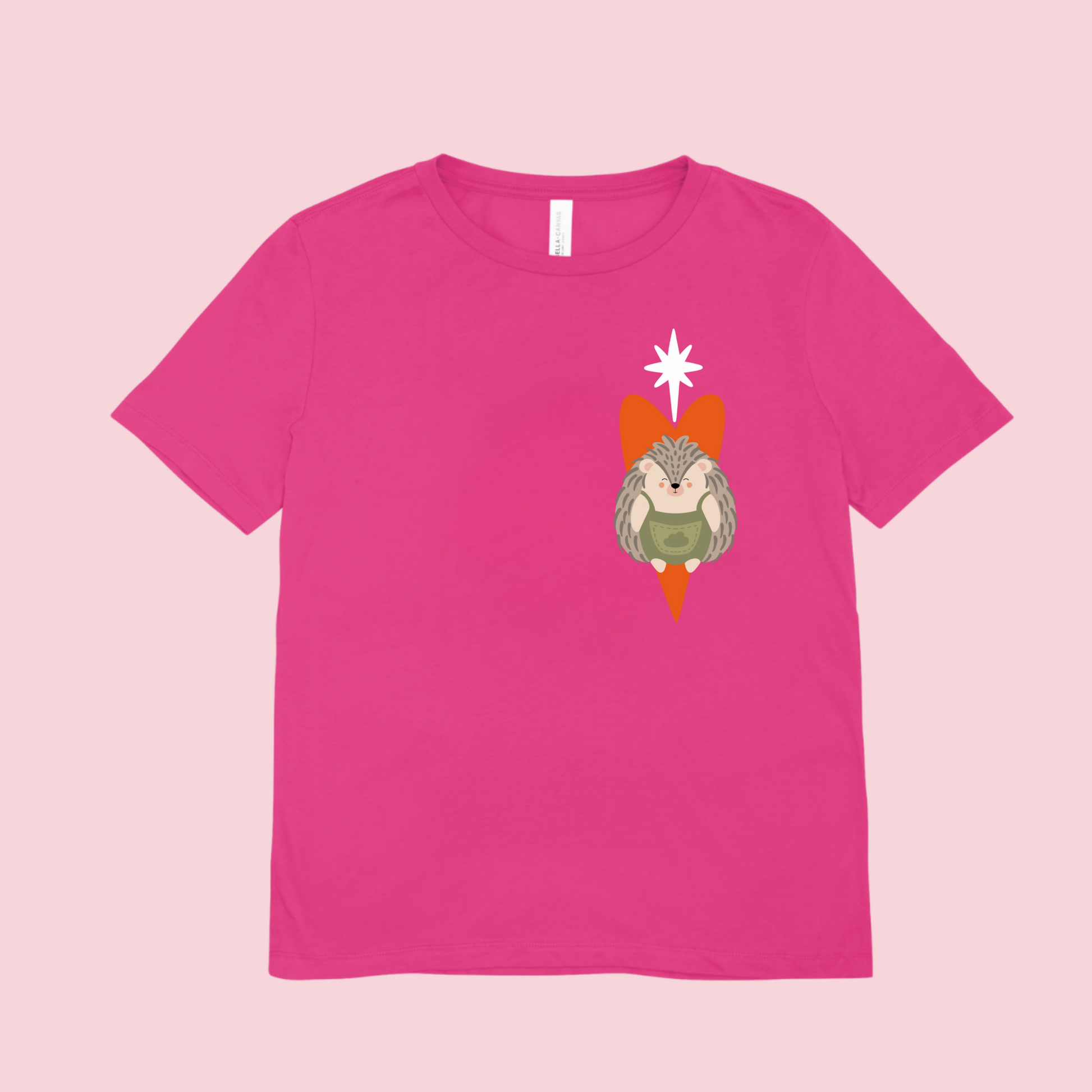 Playera rosa fucsia con diseño de puercoespín Filomeno de la marca nube  con traje verde dentro de un corazón naranja y una estrella blanca en la parte superior.