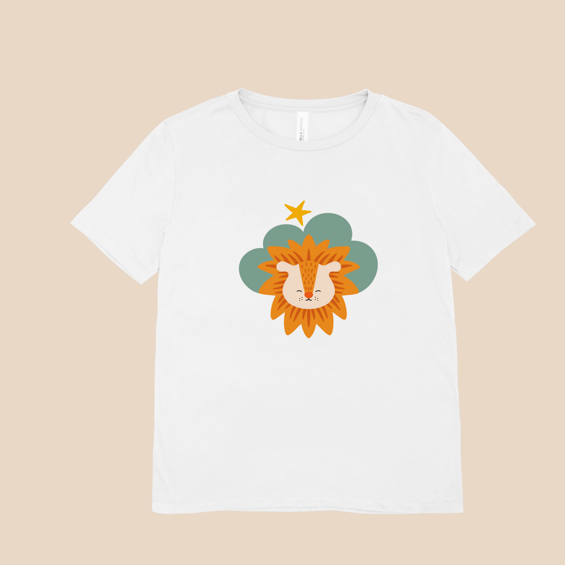 Playera blanca con estampado de león Sabino de la marca Nube en una Nube color verde y una estrella amarilla