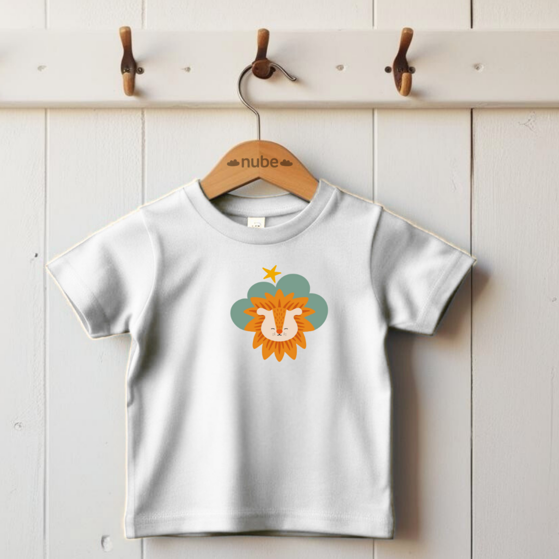Playera blanca colgada en un gancho con diseño de Sabino León de la marca Nube en una nube color verde y una estrella amarilla