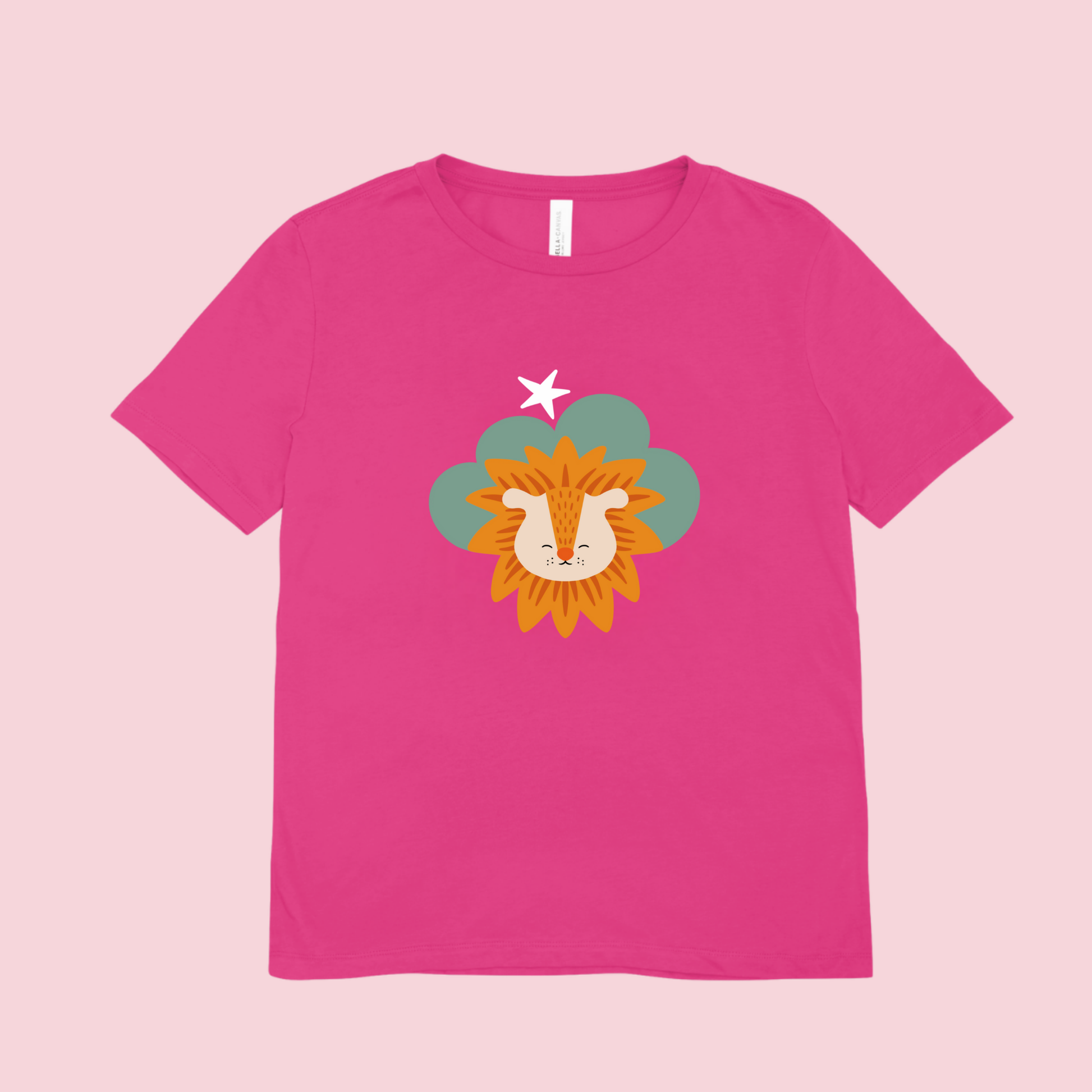 Playera rosa fucsia con estampado de león Sabino de la marca nube en una Nube color verde y una estrella blanca