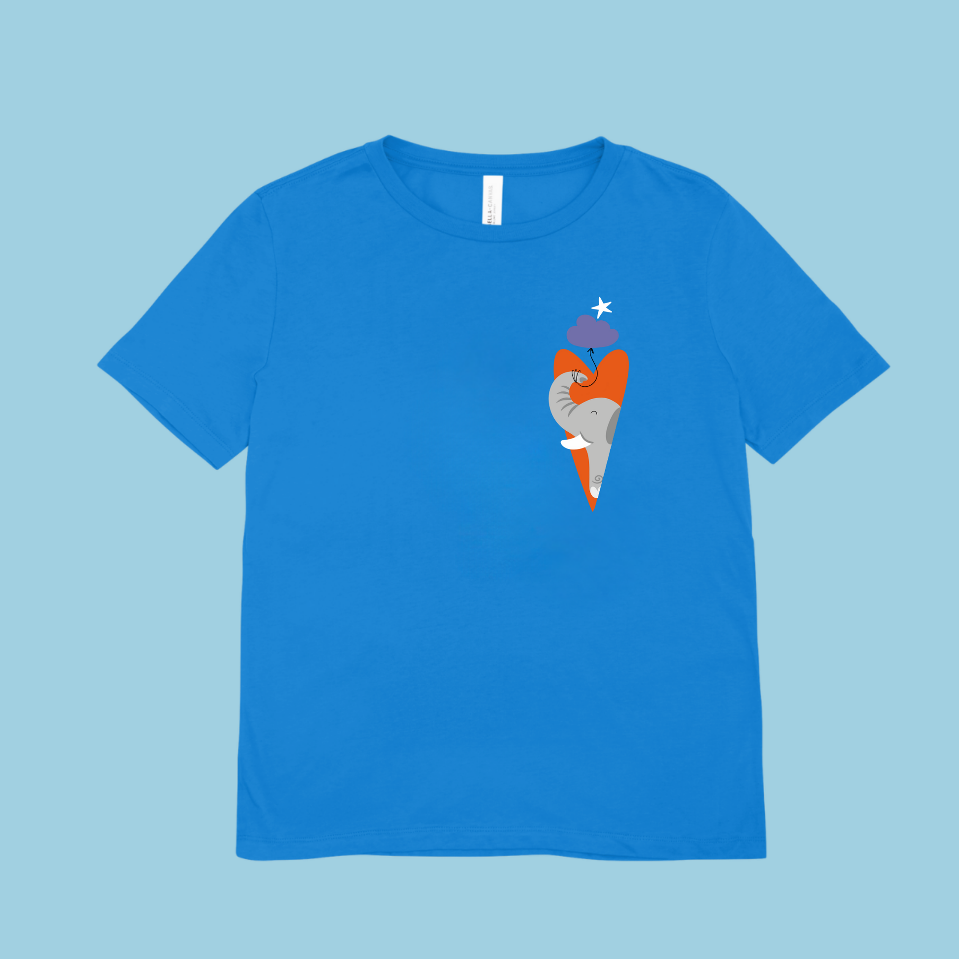 Playera azul con estampado del diseño del elefante clementino de la marca de ropa nube dentro de un corazón naranja y con un globo morado amarrado en su trompa. Arriba lo guía una estrella blanca