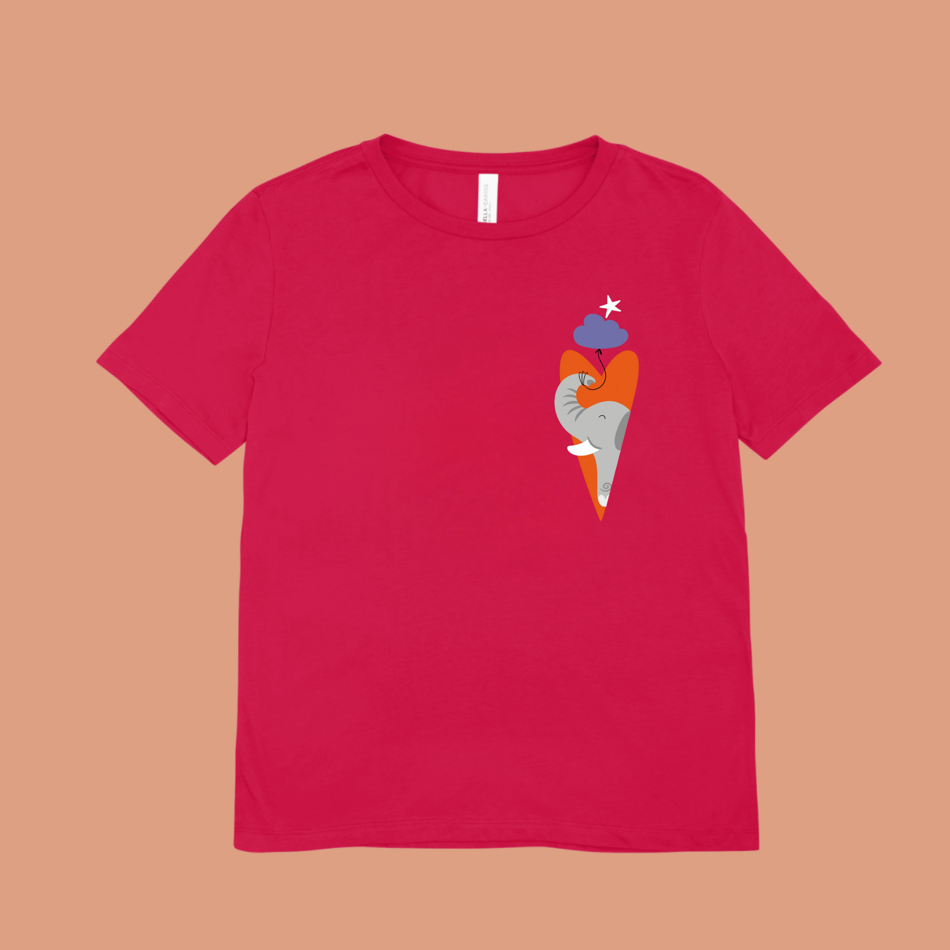 Playera roja con estampado del diseño del elefante clementino de la marca de ropa nube dentro de un corazón naranja y con un globo morado amarrado en su trompa. Arriba lo guía una estrella blanca.