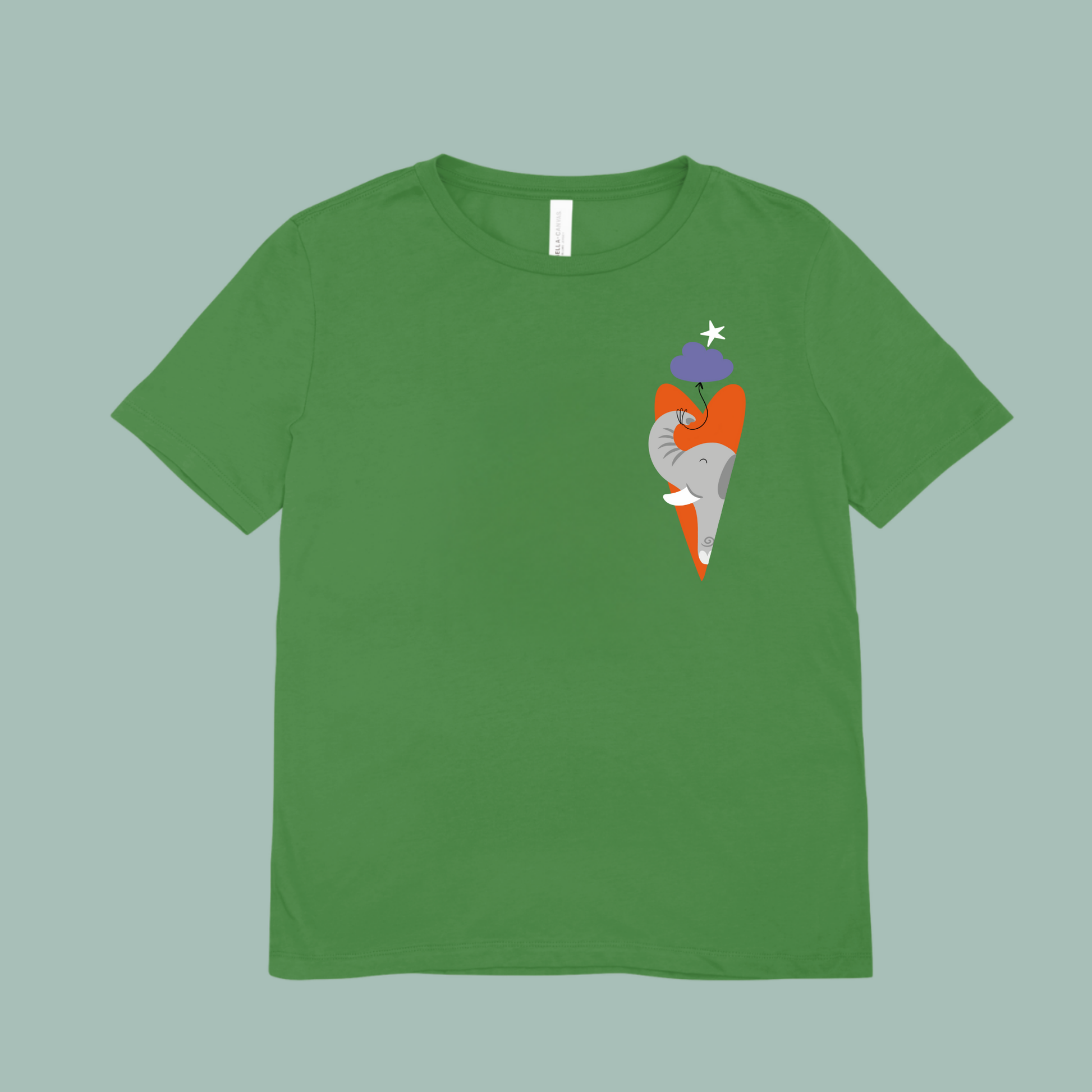 Playera verde con estampado del diseño del elefante clementino de la marca de ropa nube dentro de un corazón naranja y con un globo morado amarrado en su trompa. Arriba lo guía una estrella blanca