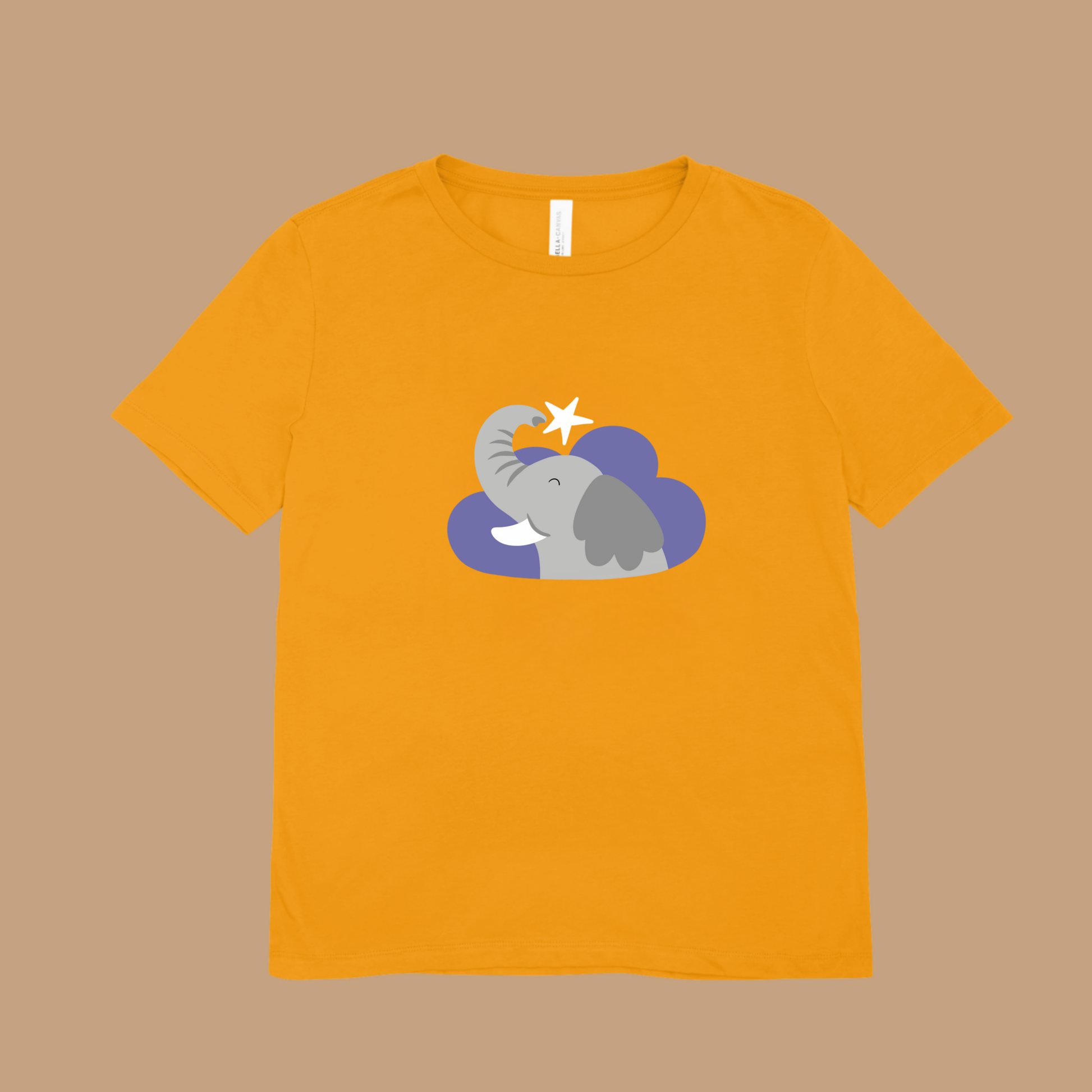 Playera amarilla con estampado del diseño del elefante clementino de la marca de ropa nube dentro de una nube  morada. Arriba lo guía una estrella blanca.