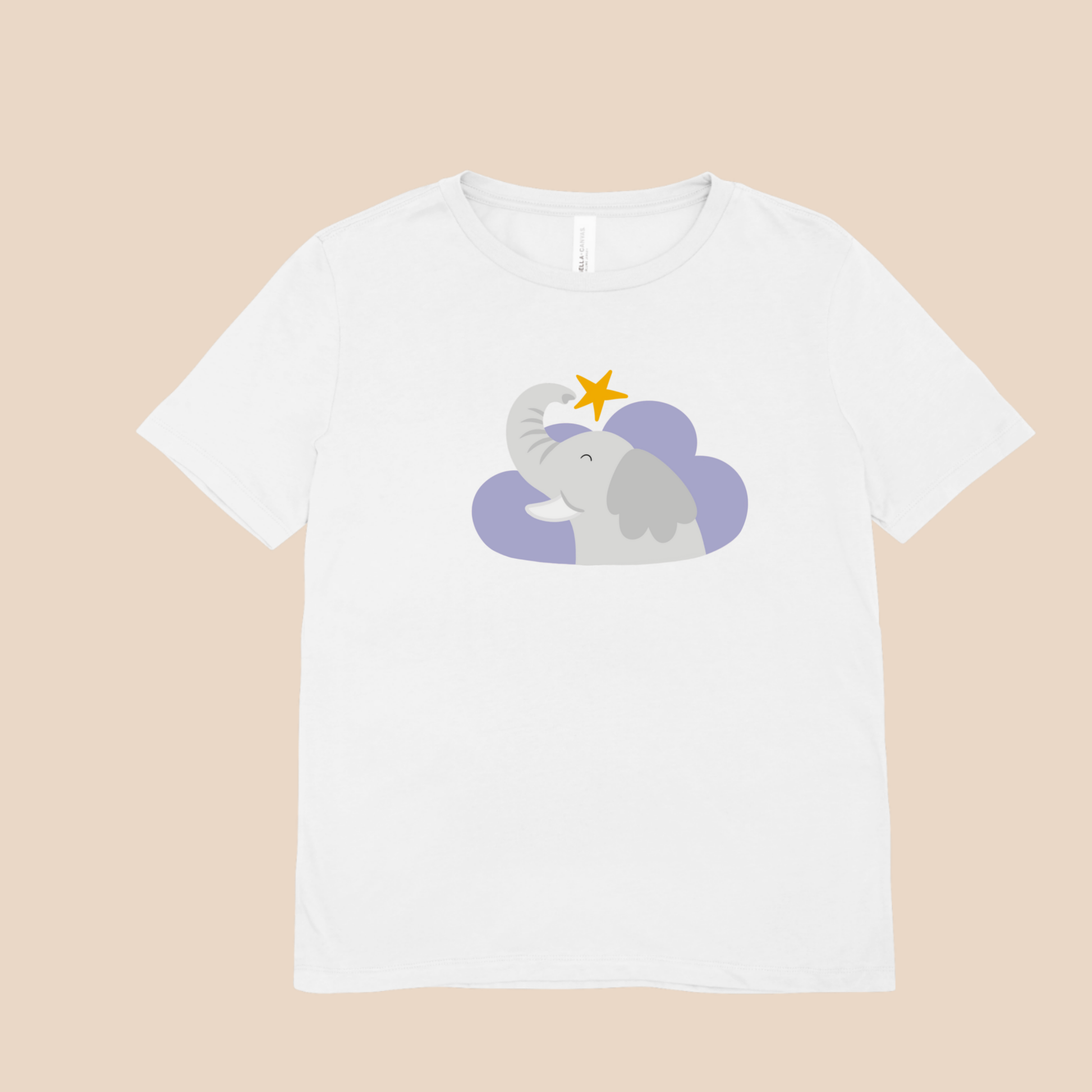 Playera blanca con estampado del diseño del elefante clementino de la marca de ropa nube dentro de una nube morada. Arriba lo guía una estrella amarilla