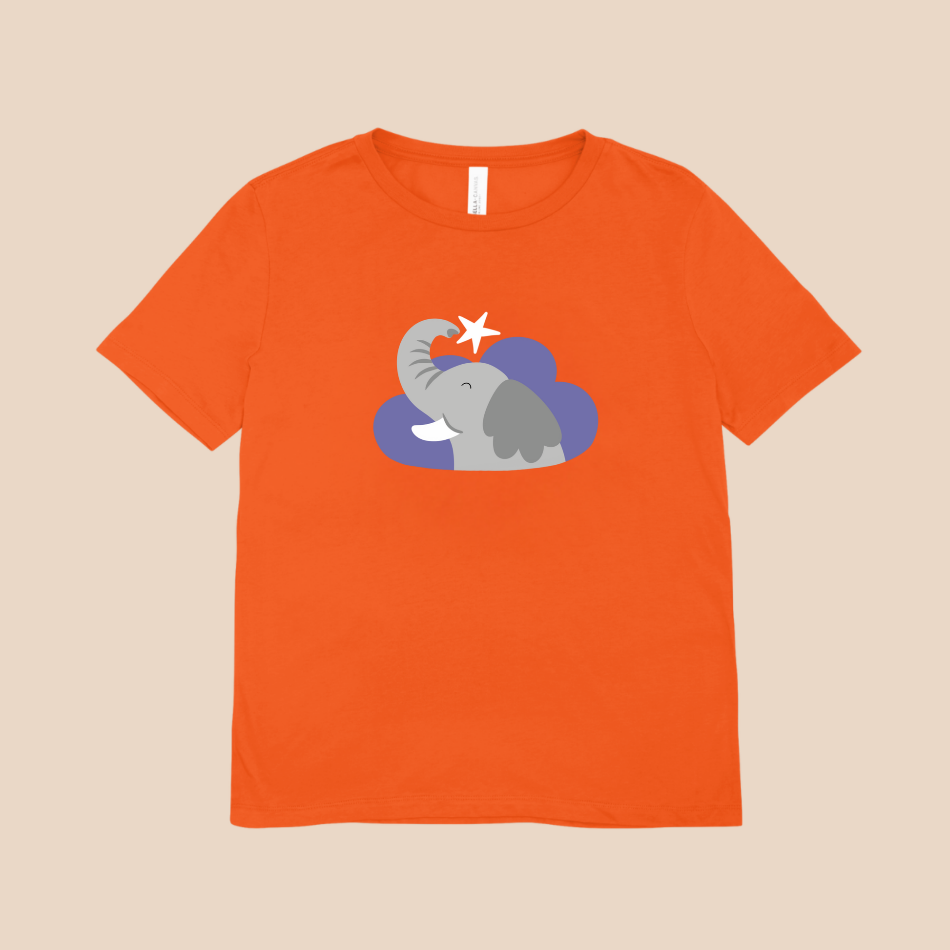 Playera narjana con estampado del diseño del elefante clementino de la marca de ropa nube dentro de una nube morada. Arriba lo guía una estrella blanca.