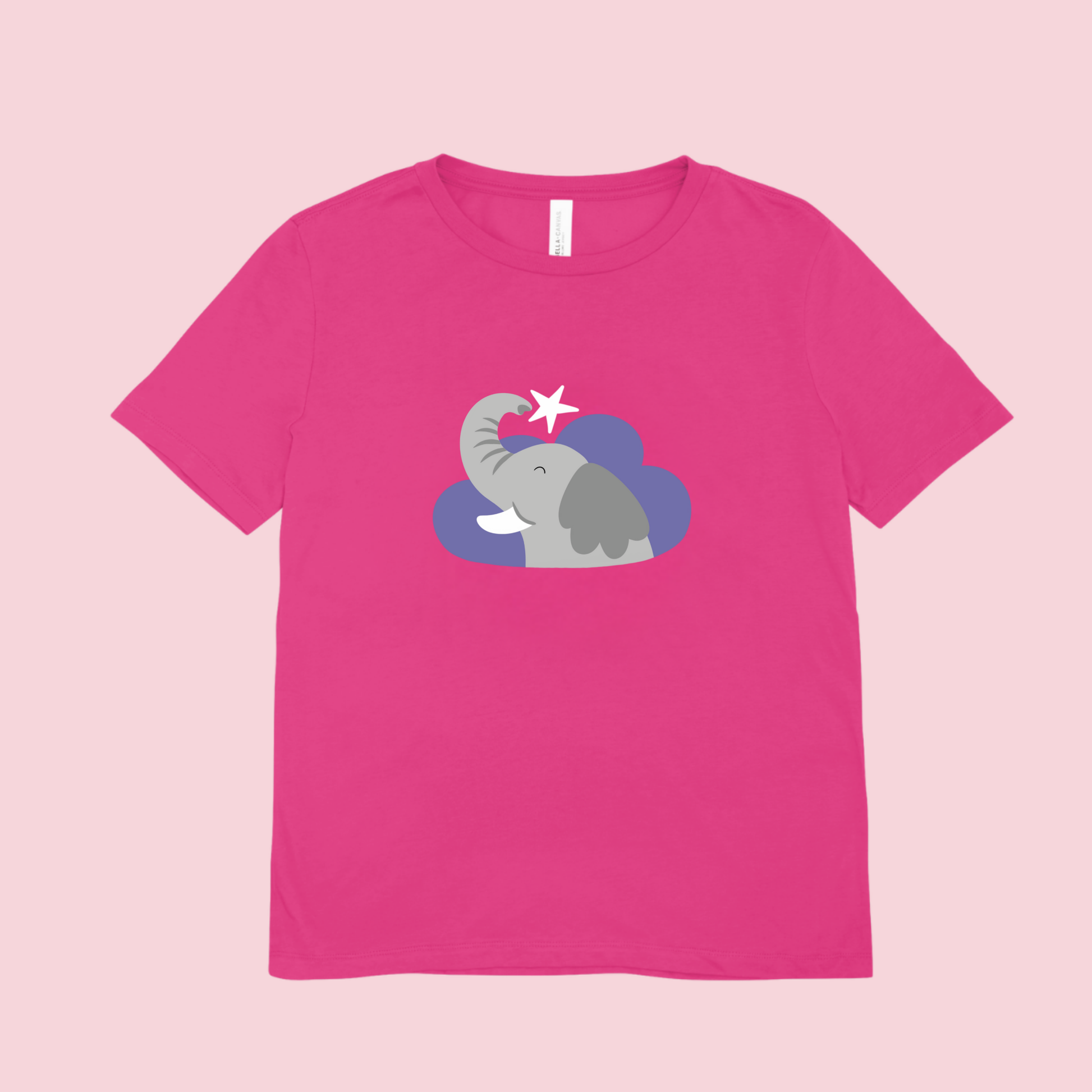 Playera rosa fucsia con estampado del diseño del elefante clementino de la marca de ropa nube dentro de una nube  morada. Arriba lo guía una estrella blanca.