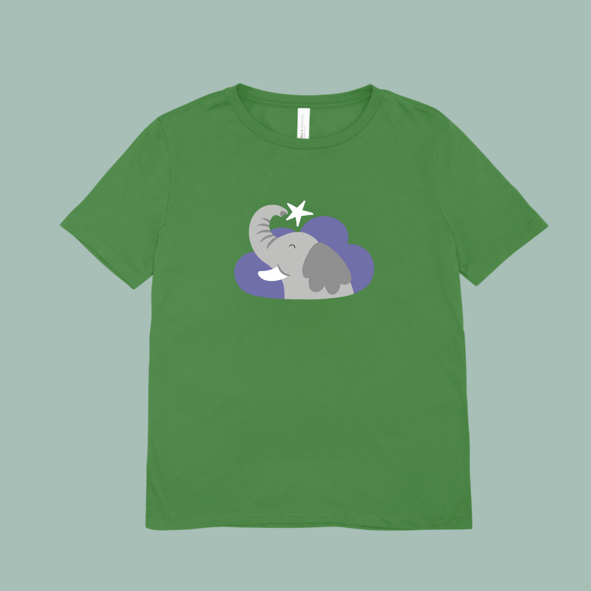 Playera verde con estampado del diseño del elefante clementino de la marca de ropa nube dentro de una nube morada. Arriba lo guía una estrella blanca.