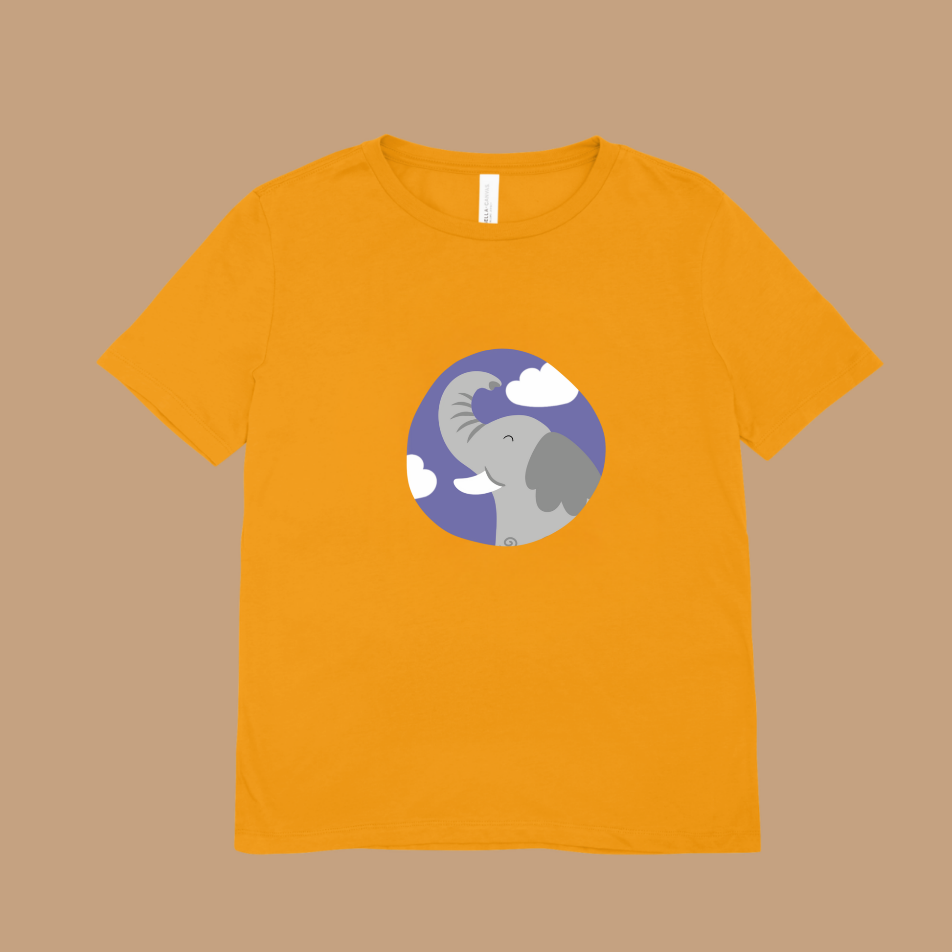 Playera amarilla con estampado del retrato del elefante Clementino de la marca de ropa Nube dentro de un círculo morado con nubes.