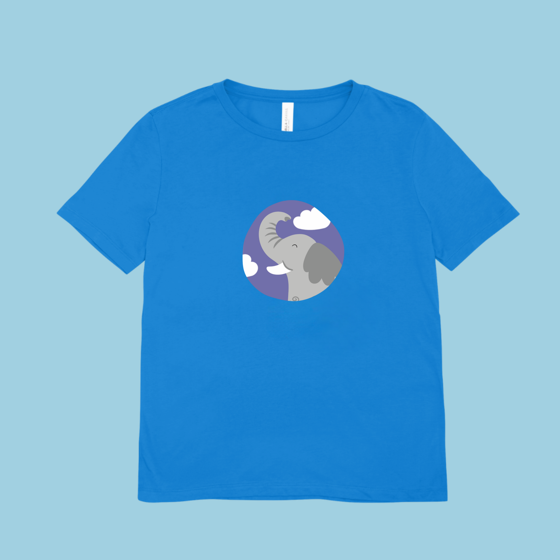 Playera azul con estampado del retrato del elefante Clementino de la marca de ropa Nube dentro de un círculo morado con nubes.