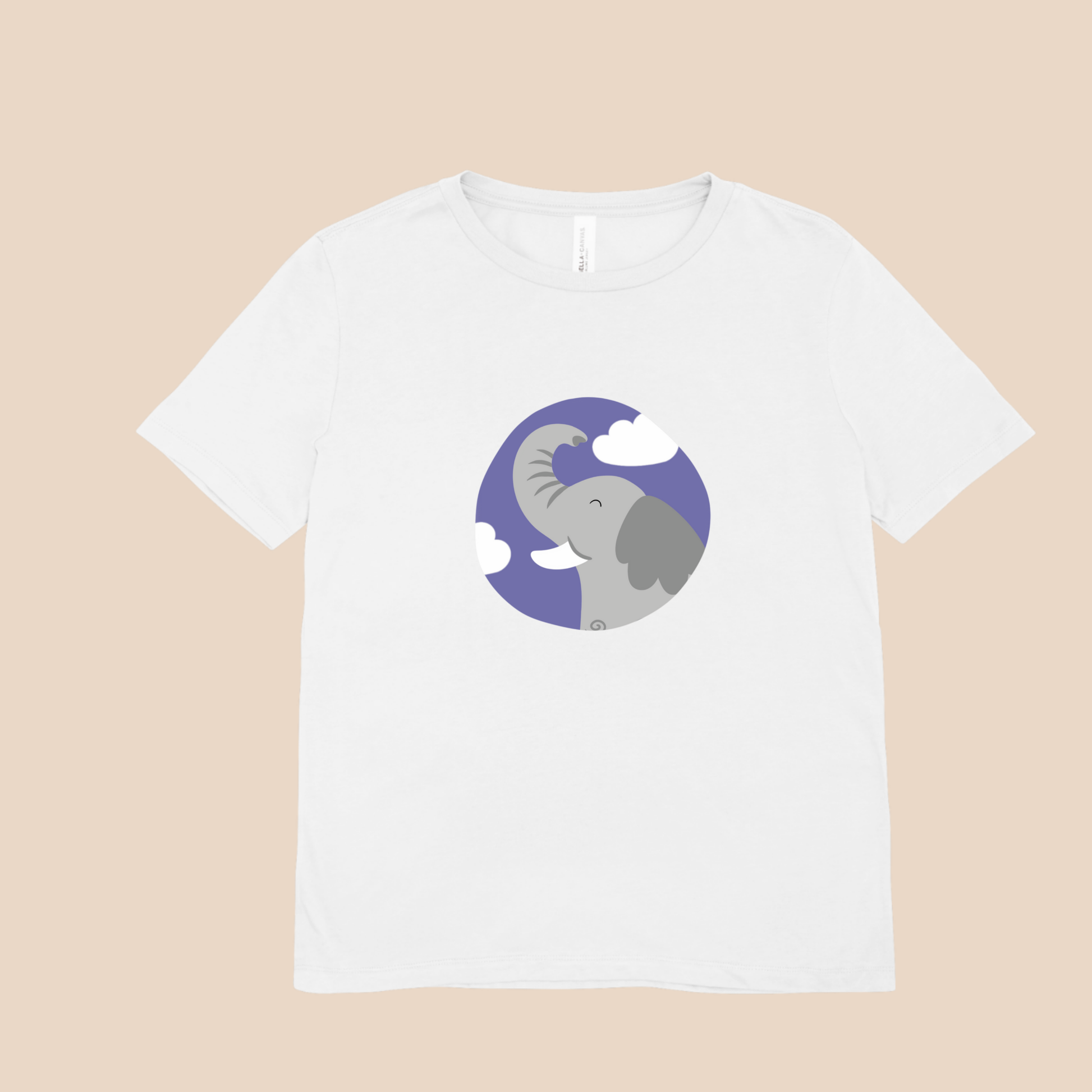 Playera blanca con estampado del retrato del elefante Clementino de la marca de ropa Nube dentro de un círculo morado con nubes.