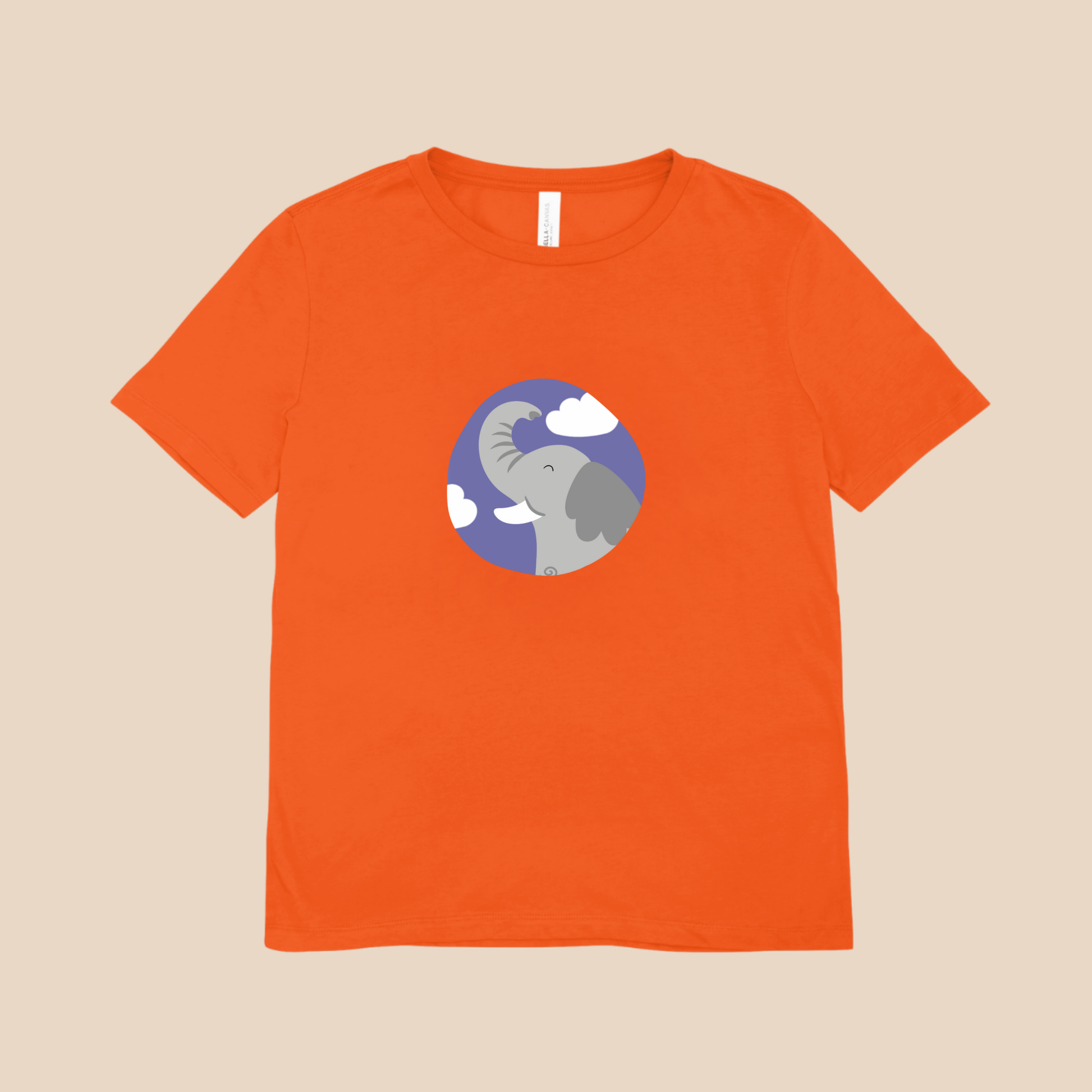 Playera naranja con estampado del retrato del elefante Clementino de la marca de ropa Nube dentro de un círculo morado con nubes.