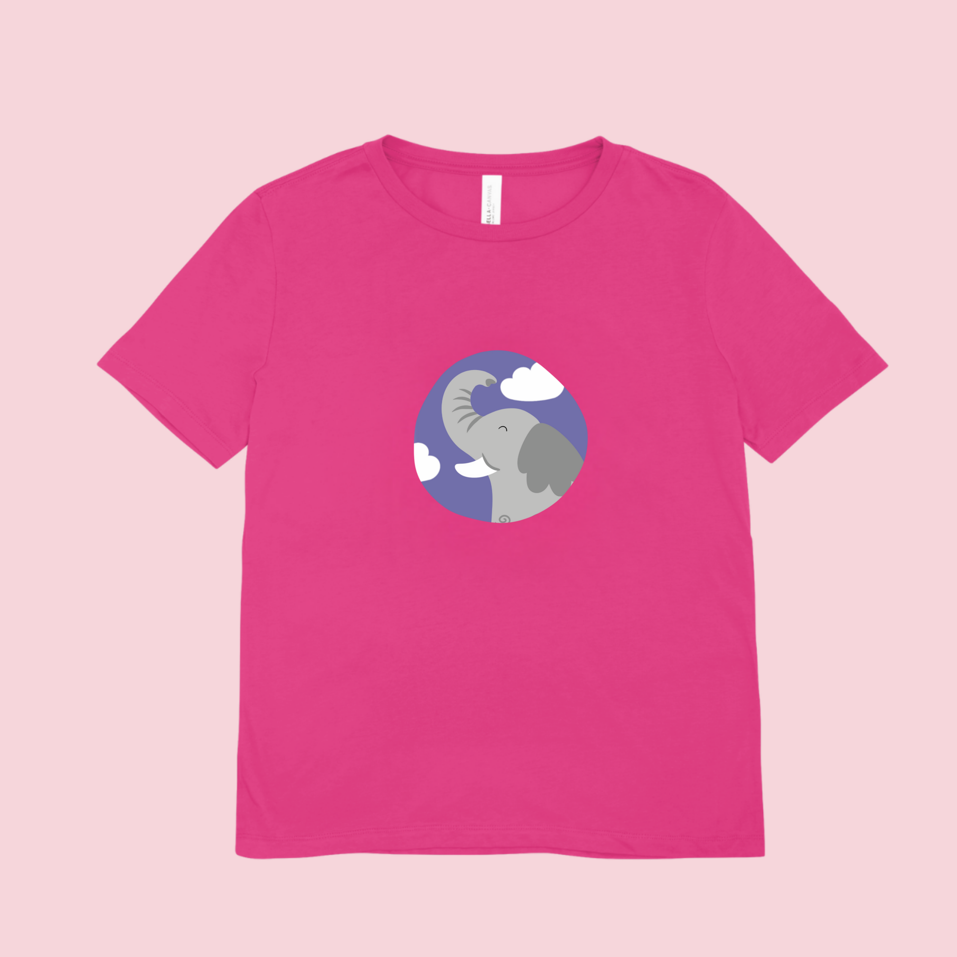 Playera rosa fucsia con estampado del retrato del elefante Clementino de la marca de ropa Nube dentro de un círculo morado con nubes.
