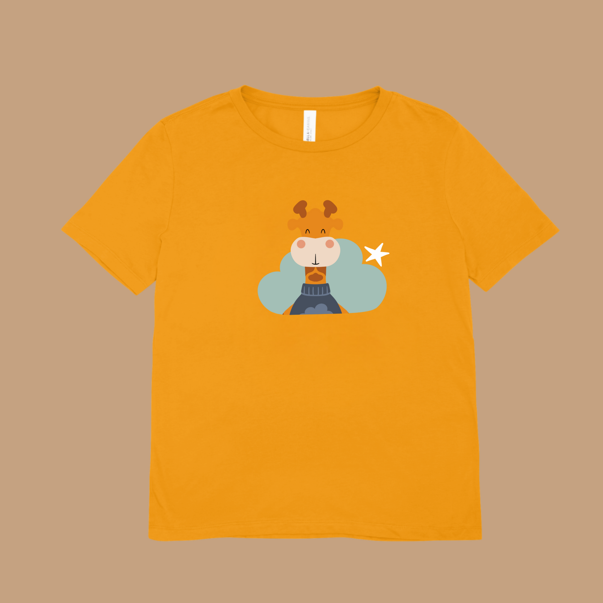 Playera amarilla con estampado de la jirafa Lazaro de la marca nube en una Nube color verde y una estrella blanca