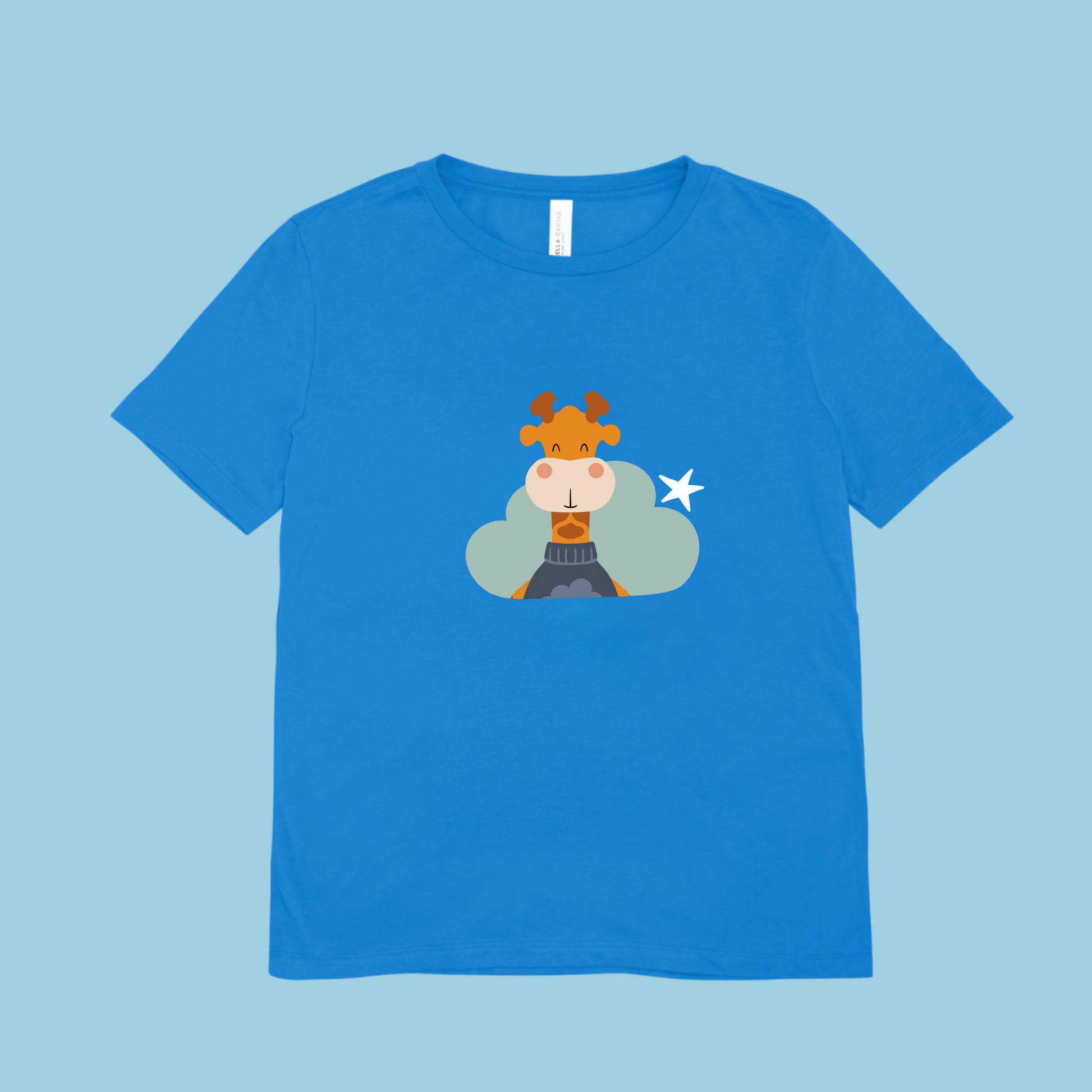 Playera azul con estampado de la jirafa Lazaro de la marca nube en una Nube color verde y una estrella blanca