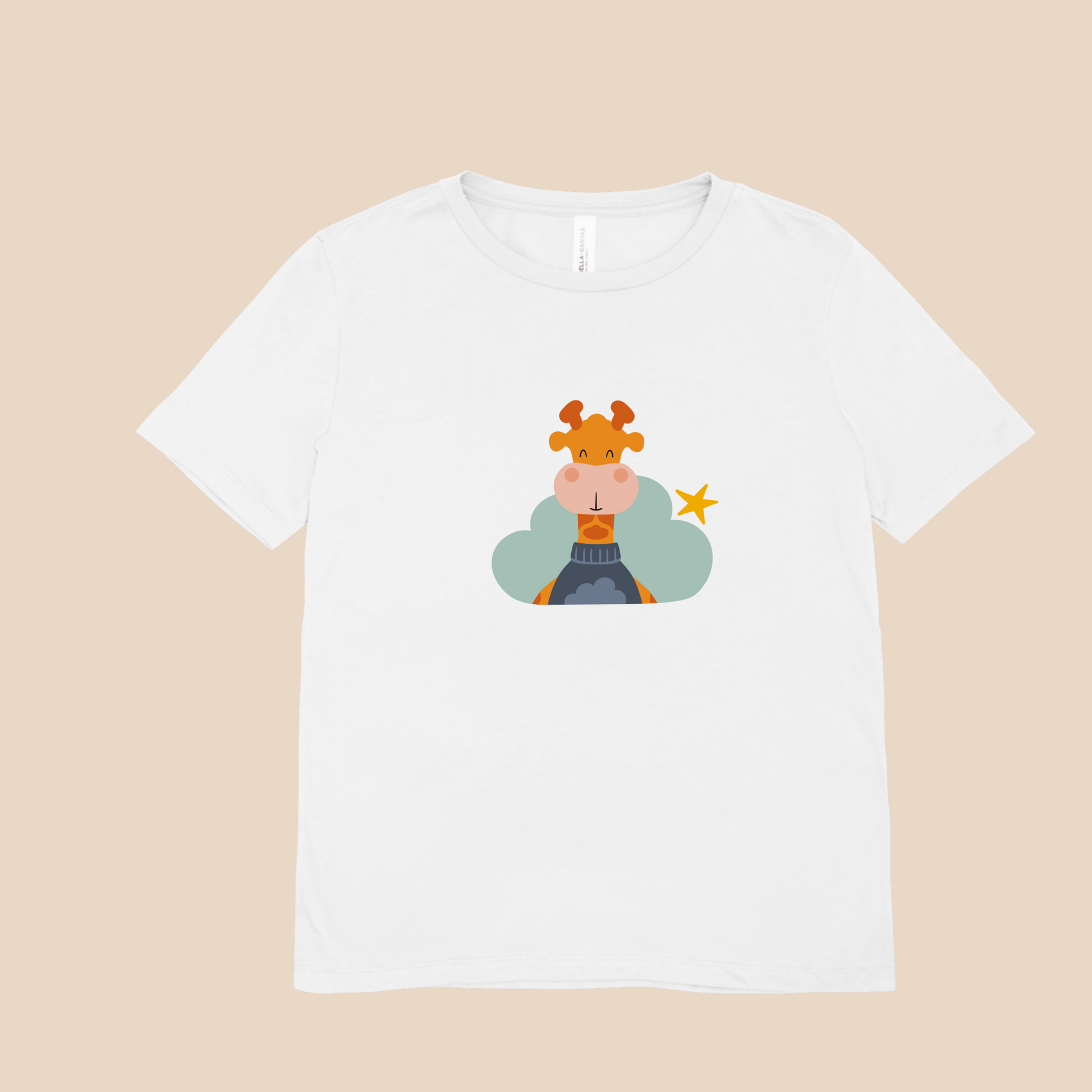 Playera blanca con estampado de la jirafa Lazaro de la marca nube en una Nube color verde y una estrella amarilla