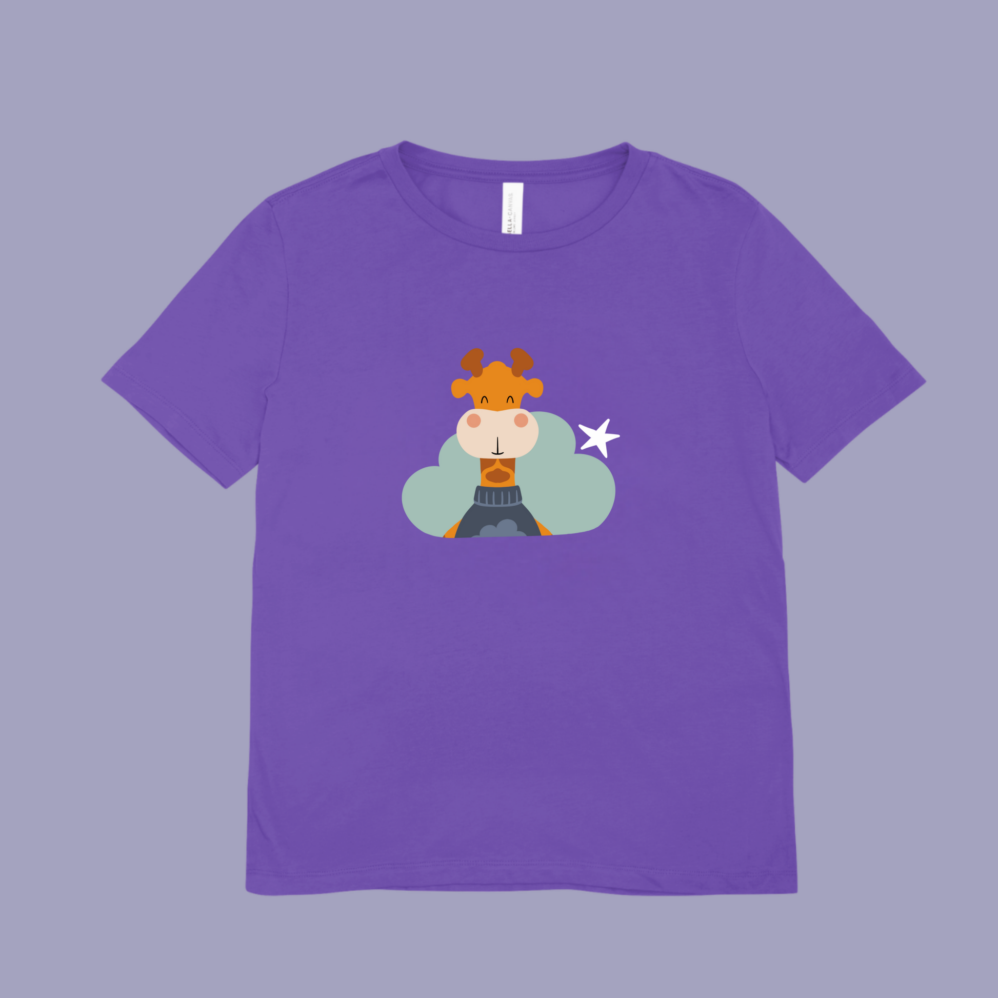 Playera morada con estampado de la jirafa Lazaro de la marca nube en una Nube color verde y una estrella blanca