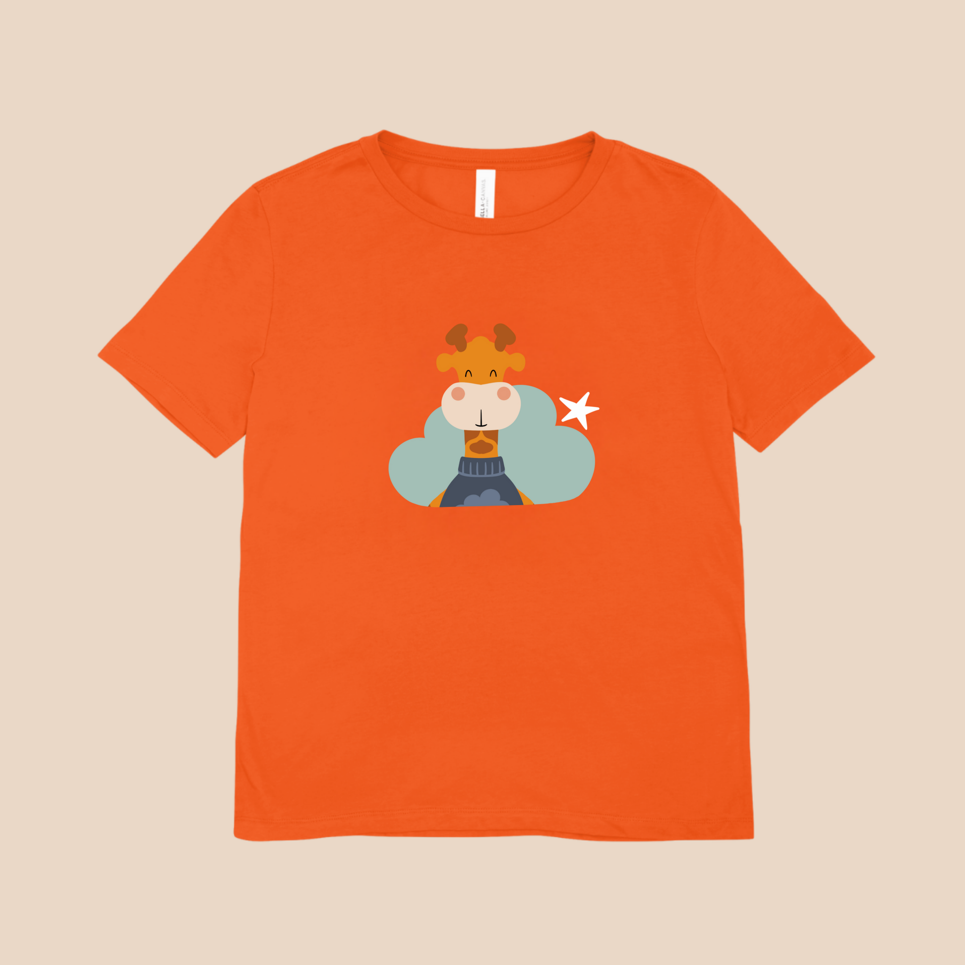 Playera naranja con estampado de la jirafa Lazaro de la marca nube en una Nube color verde y una estrella blanca