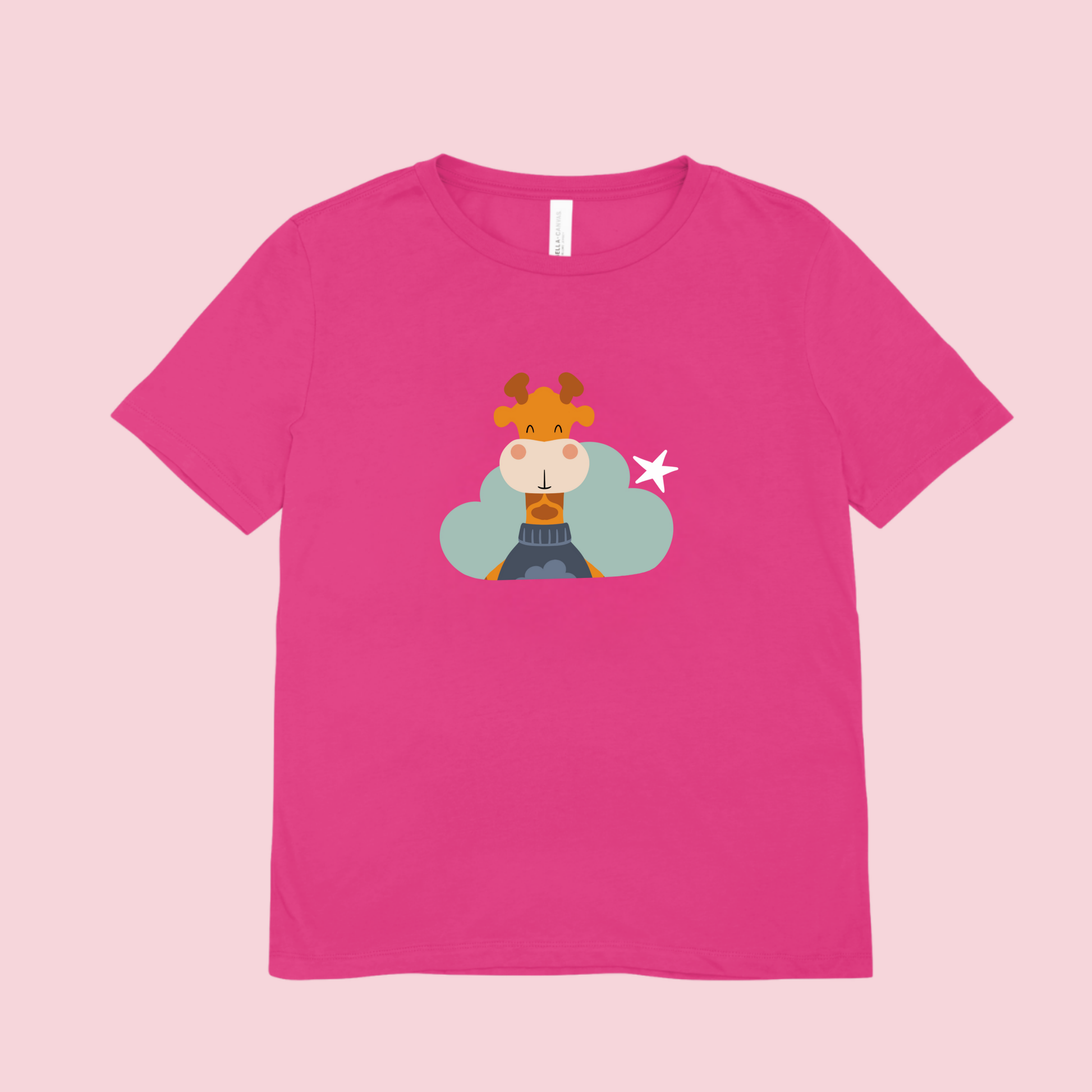Playera rosa fucsia con estampado de la jirafa Lazaro de la marca nube en una Nube color verde y una estrella blanca