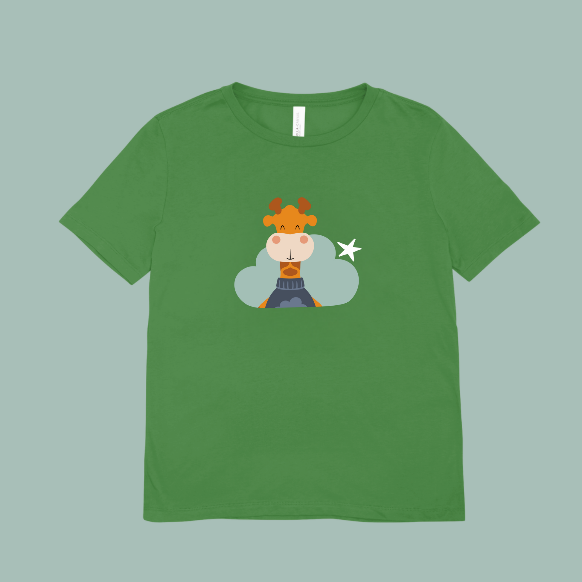 Playera verde con estampado de la jirafa Lazaro de la marca nube en una Nube color verde y una estrella blanca