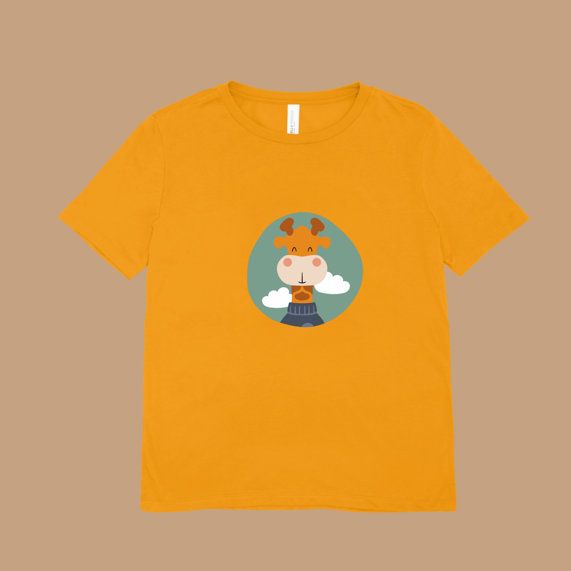 Playera amarilla con estampado del retrato de la jirafa Lazaro de la marca de ropa nube con un sweater azul dentro de un círculo verde con nubes.