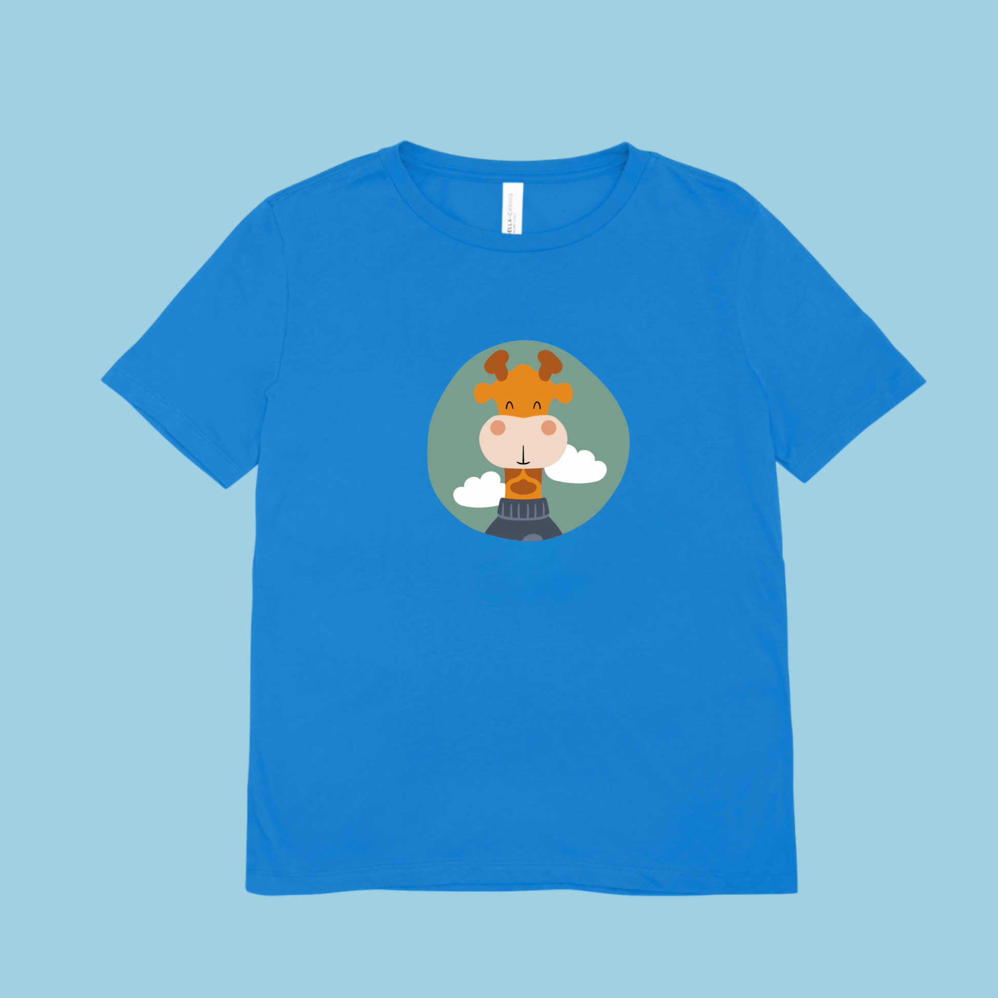 Playera azul con estampado del retrato de la jirafa Lazaro de la marca de ropa nube con un sweater azul dentro de un círculo verde con nubes.