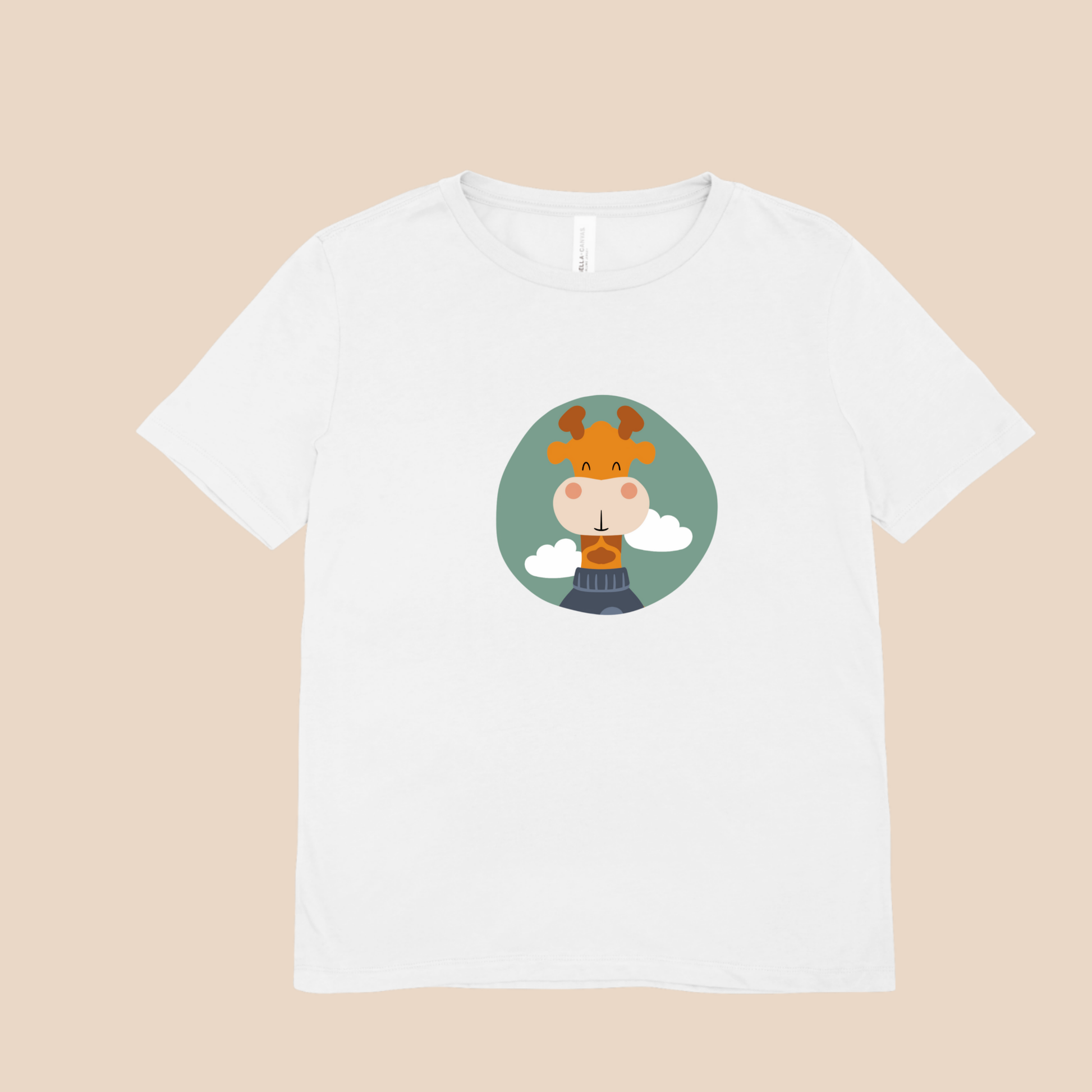 Playera blanca con estampado del retrato de la jirafa Lazaro de la marca de ropa nube con un sweater azul dentro de un círculo verde con nubes.