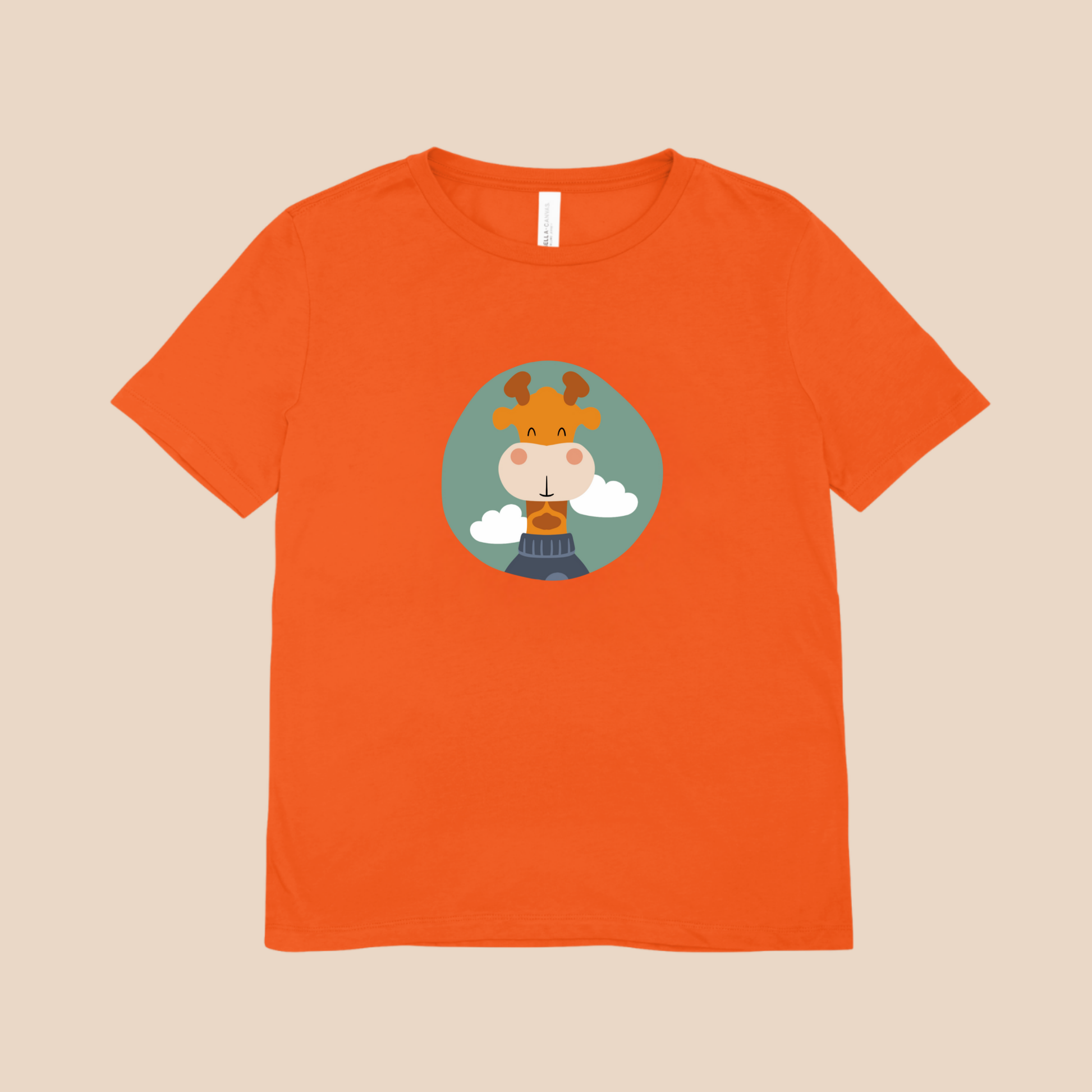 Playera naranja con estampado del retrato de la jirafa Lazaro de la marca de ropa nube con un sweater azul dentro de un círculo verde con nubes.