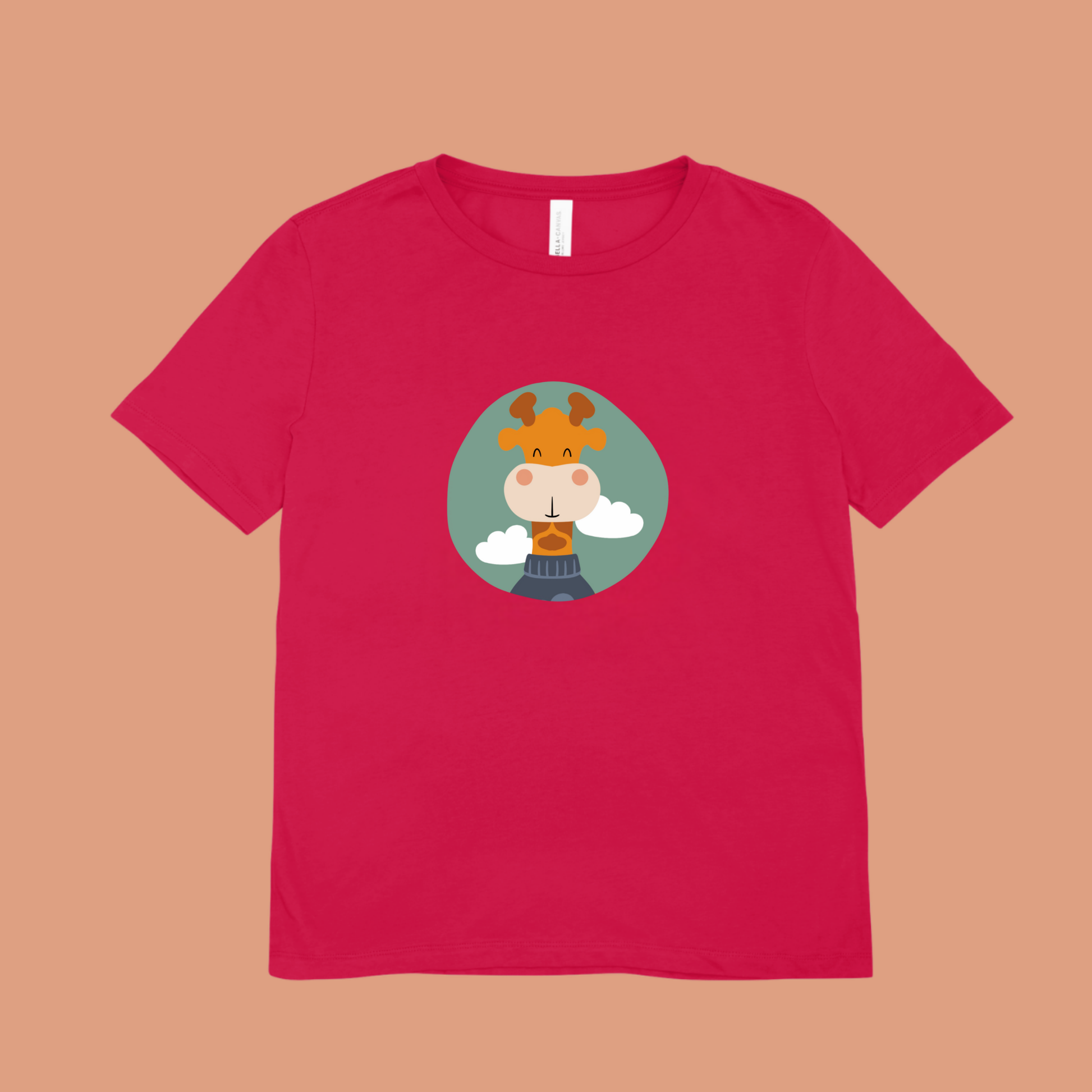 Playera roja con estampado del retrato de la jirafa Lazaro de la marca de ropa nube con un sweater azul dentro de un círculo verde con nubes.
