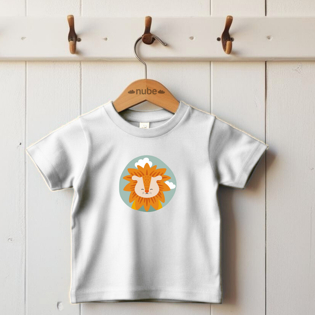 Playera blanca colgada en gancho con estampado del retrato del león Sabino de la marca de ropa nube dentro de un círculo verde con nubes.