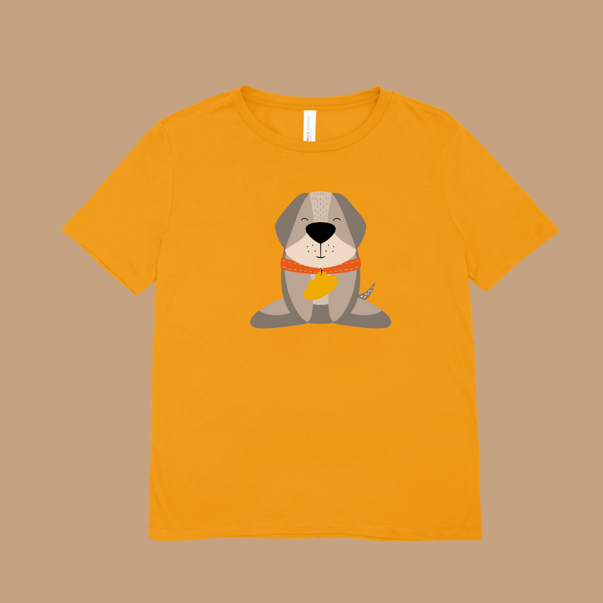 Playera amarilla con estampado del diseño del perro Leandro de pie con collar naranja y placa amarilla de la marca de ropa nube.