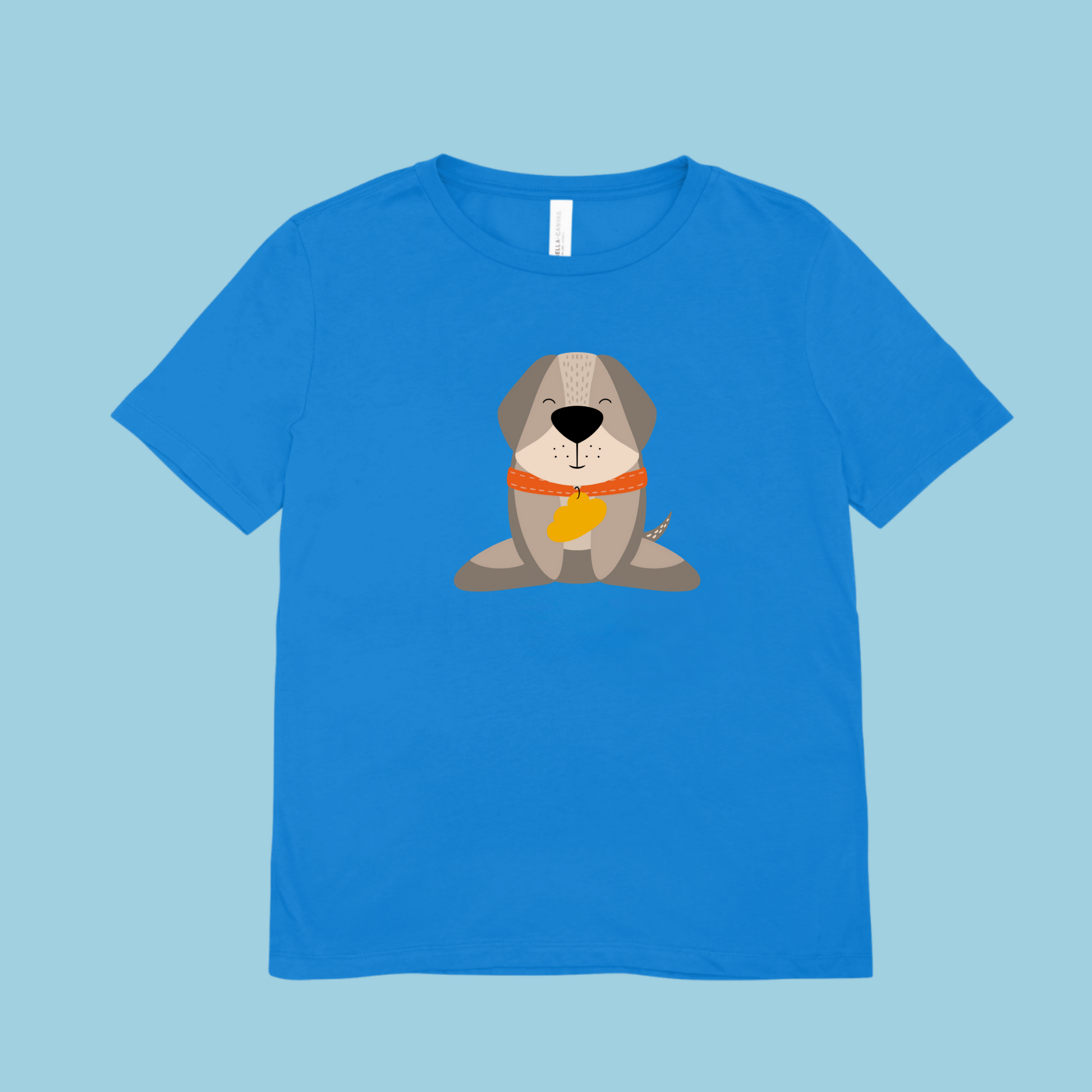 Playera azul con estampado del diseño del perro Leandro de pie con collar naranja y placa amarilla de la marca de ropa nube.