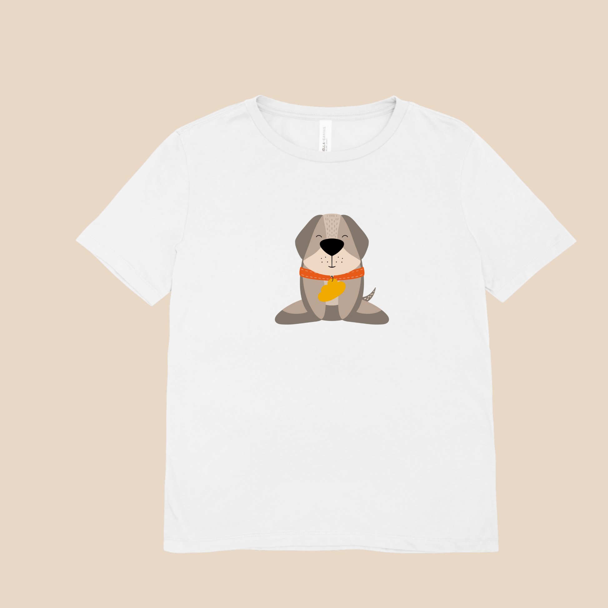 Playera blanca con estampado del diseño del perro Leandro de pie con collar naranja y placa amarilla de la marca de ropa nube.