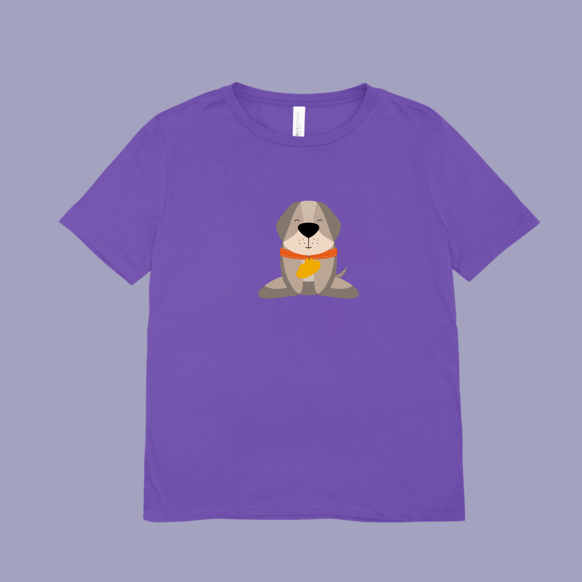 Playera morada con estampado del diseño del perro Leandro de pie con collar naranja y placa amarilla de la marca de ropa nube.