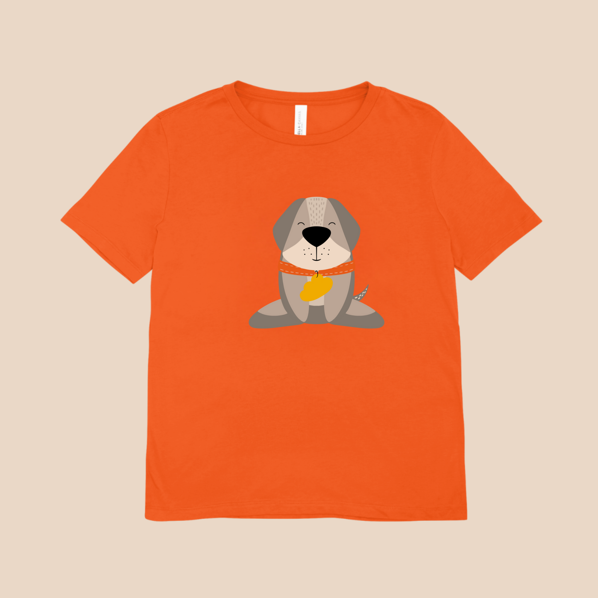 Playera naranja con estampado del diseño del perro Leandro de pie con collar naranja y placa amarilla de la marca de ropa nube.
