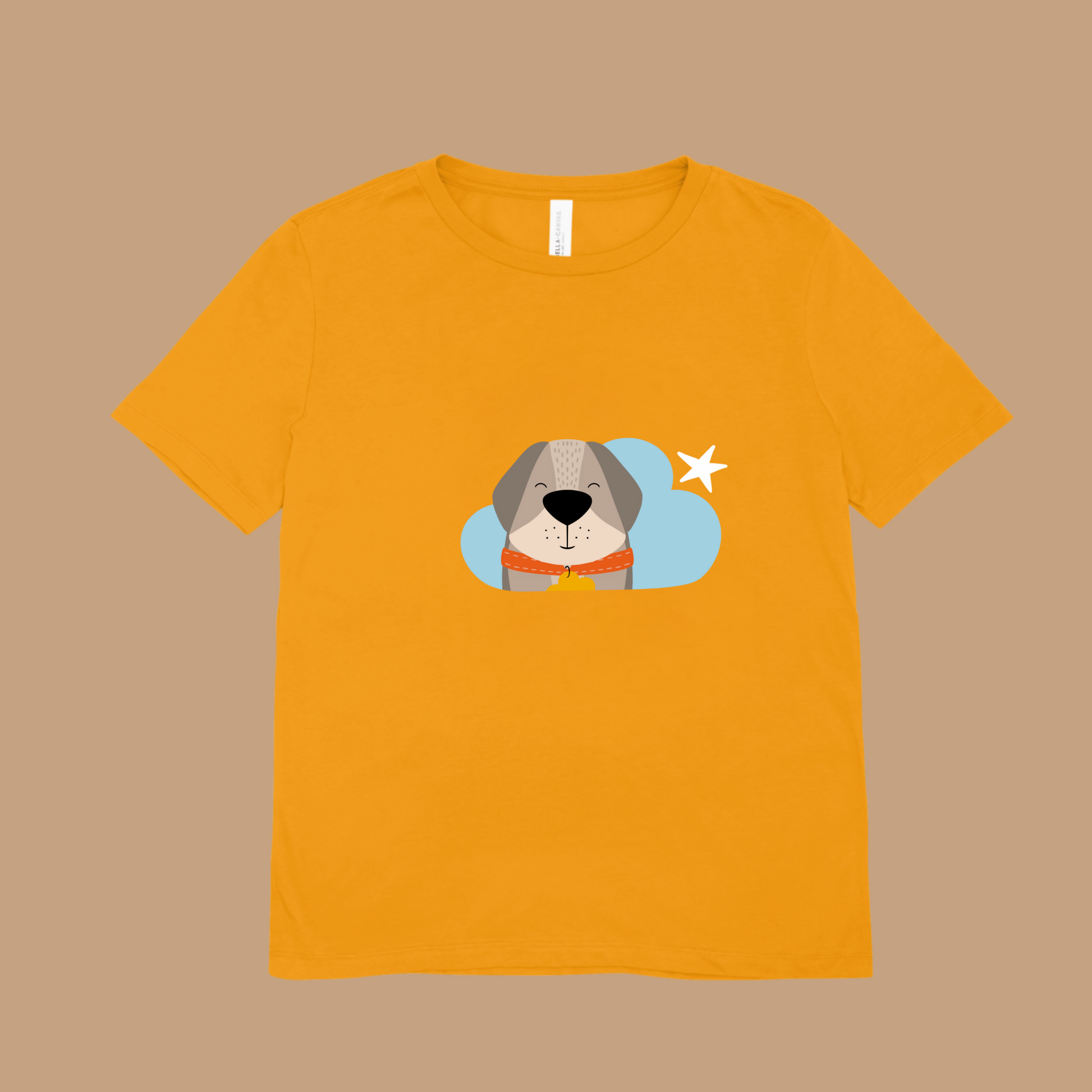 Playera amarilla con estampado del perro Leandro de la marca de ropa nube con collar naranja y placa amarilla en una Nube color azul y una estrella blanca