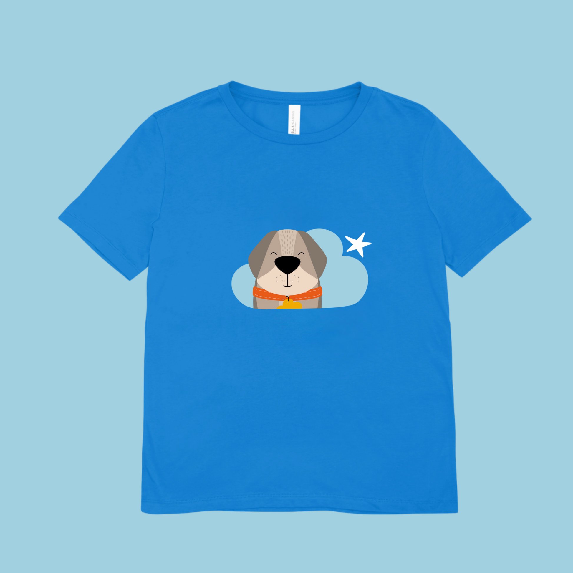 Playera azul con estampado del perro Leandro de la marca de ropa nube con collar naranja y placa amarilla en una Nube color azul y una estrella blanca