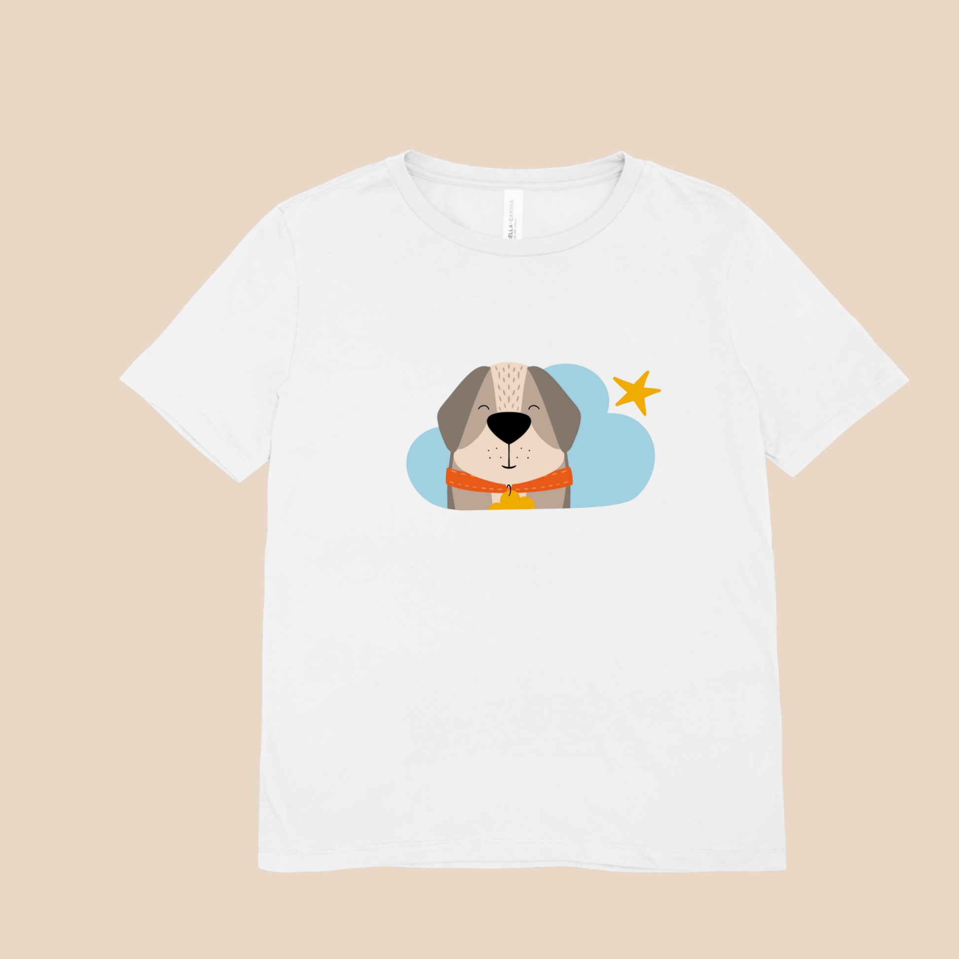Playera blanca con estampado del perro Leandro de la marca de ropa nube con collar naranja y placa amarilla en una Nube color azul y una estrella amarilla