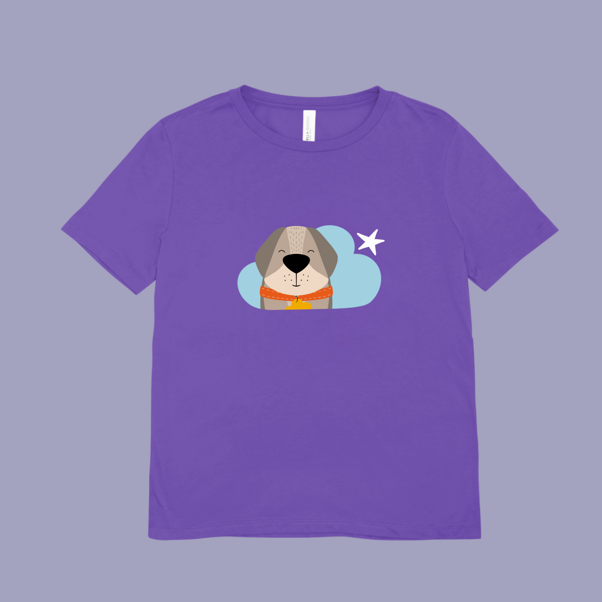 Playera morada con estampado del perro Leandro de la marca de ropa nube con collar naranja y placa amarilla en una Nube color azul y una estrella blanca